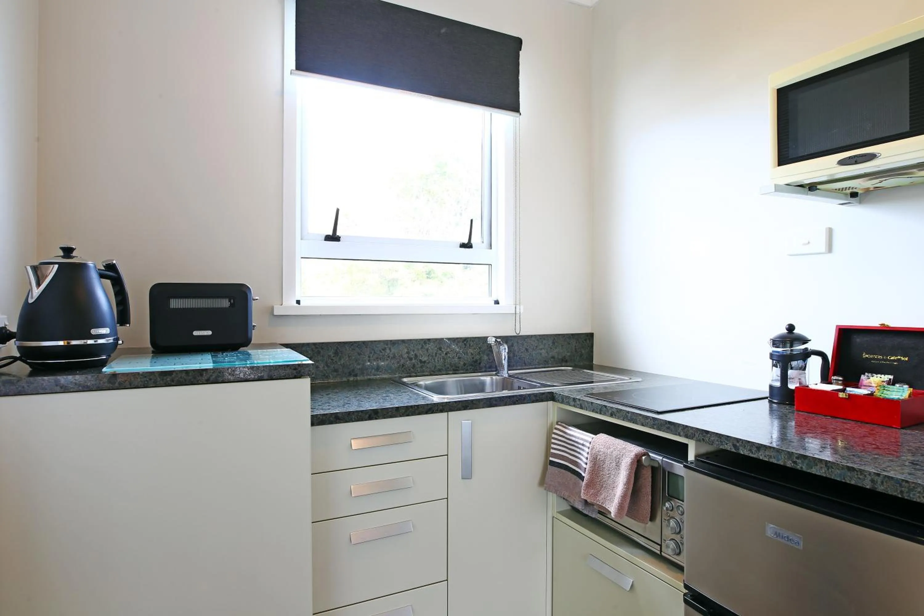 Coffee/tea facilities in 289 Midway Motel