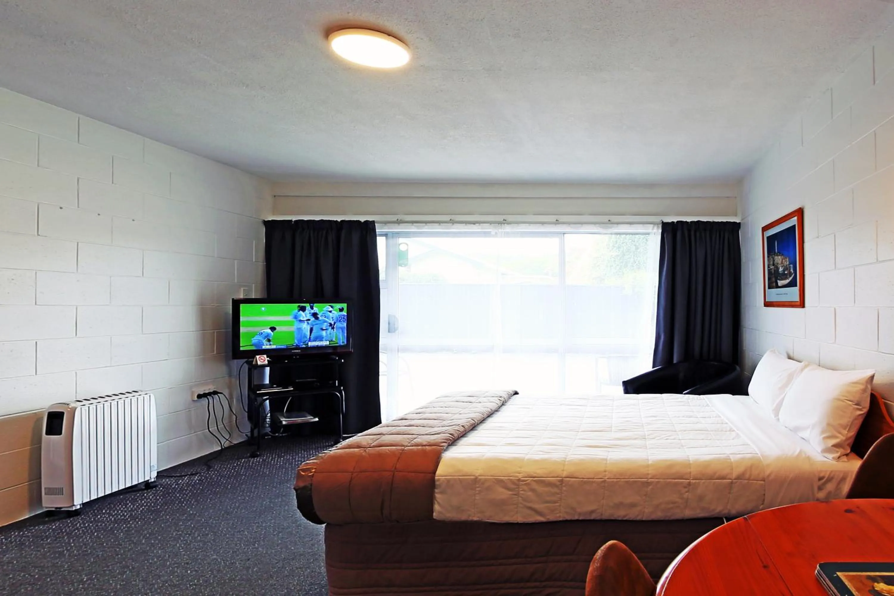 Bed in 289 Midway Motel