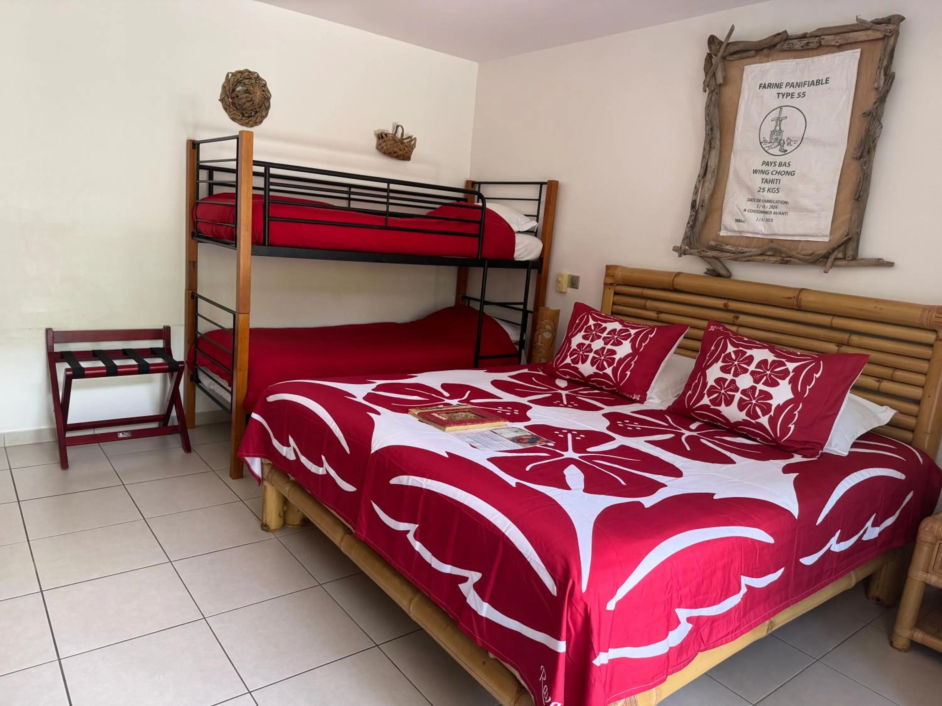 Photo of the whole room, Bed in Relais Fenua