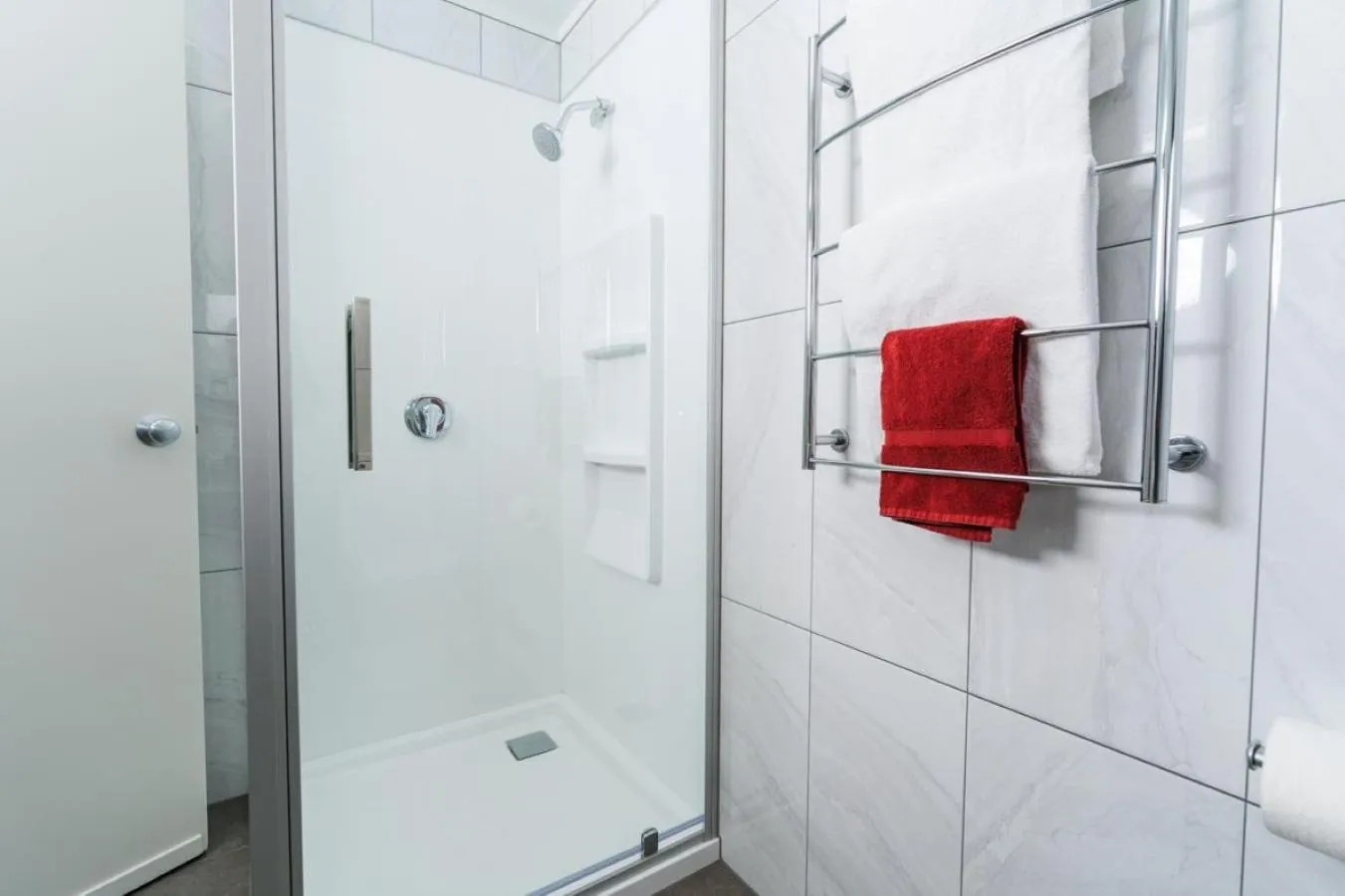 Shower in Aubyn Court Spa Motel