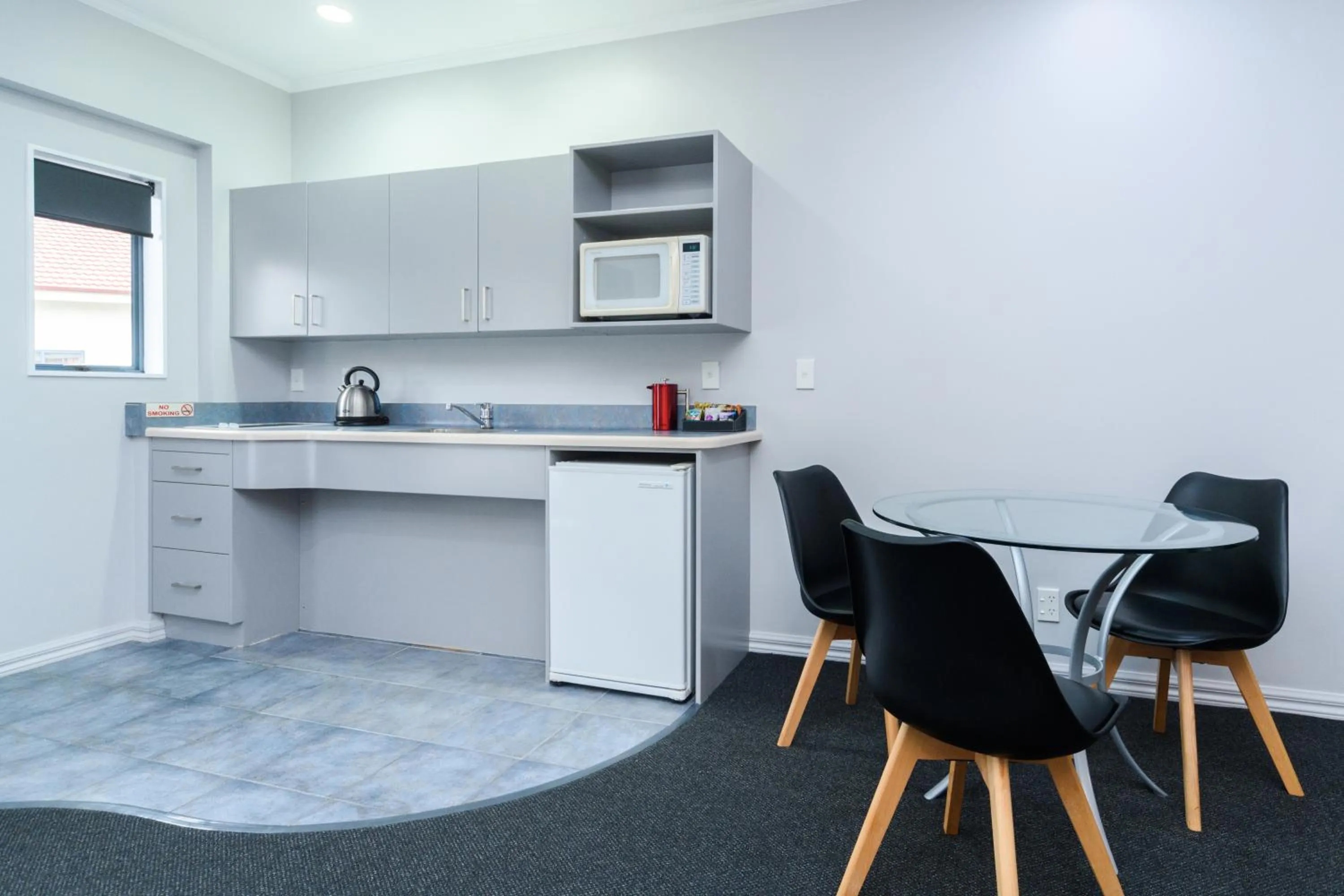 Kitchen or kitchenette in Aubyn Court Spa Motel