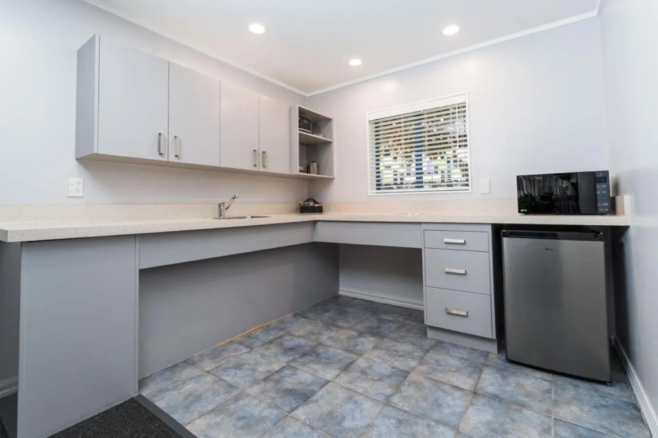 Kitchen or kitchenette in Aubyn Court Spa Motel