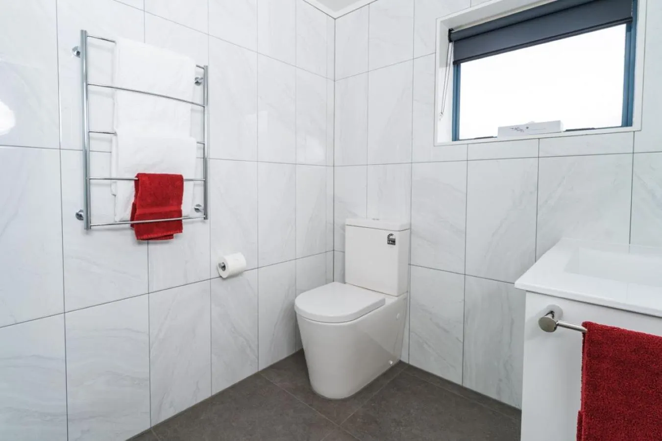 Toilet in Aubyn Court Spa Motel