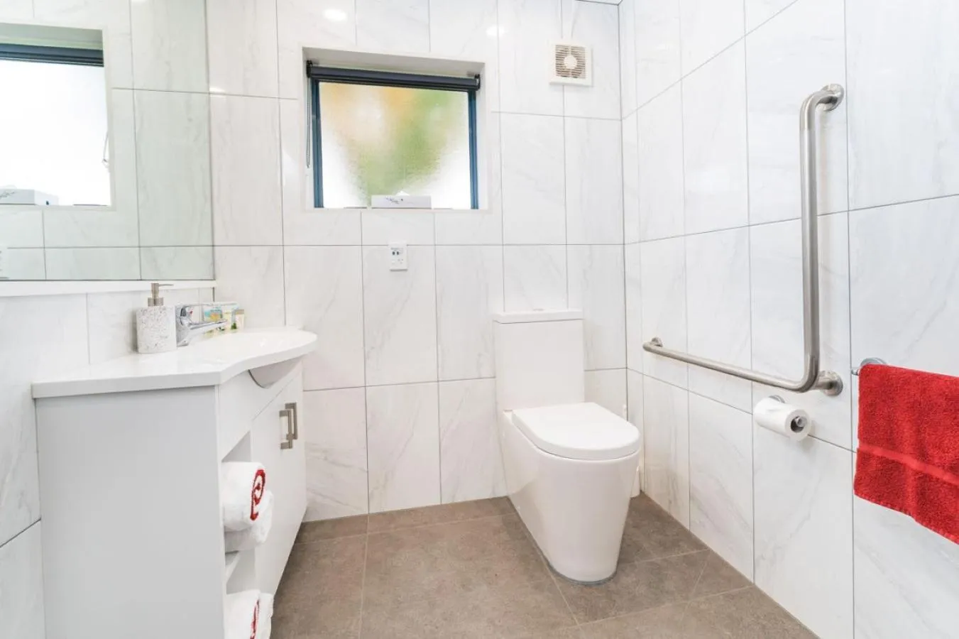 Toilet in Aubyn Court Spa Motel