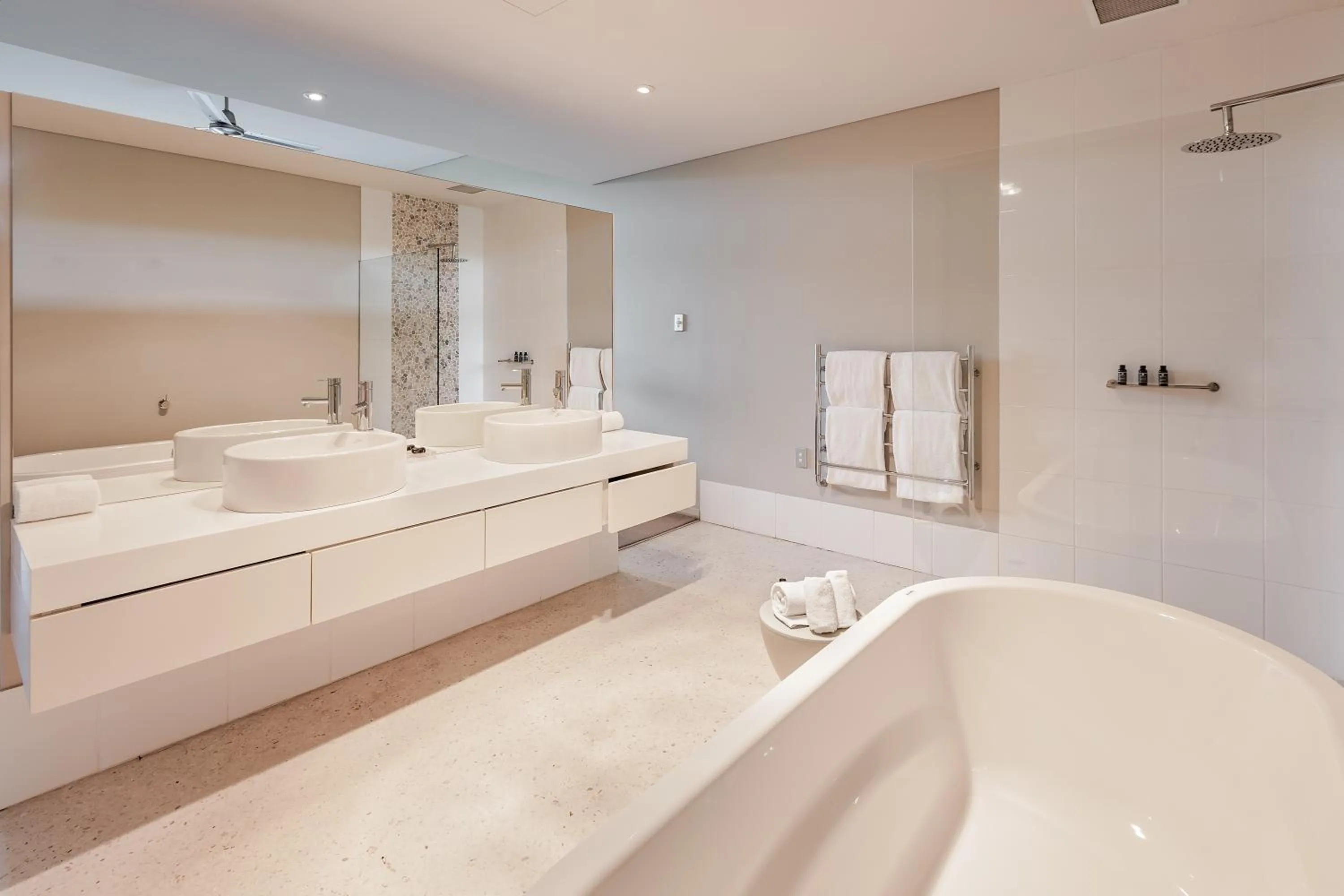 Bathroom, Bed in Smiths Beach Resort