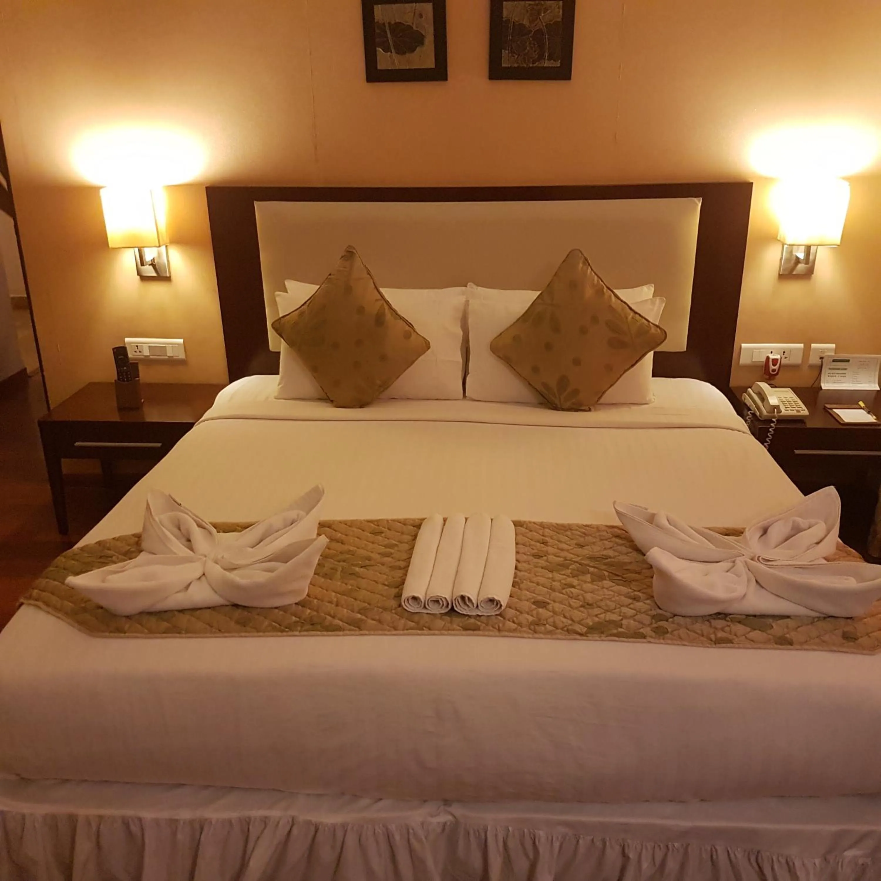 Bedroom, Bed in Grand Gardenia