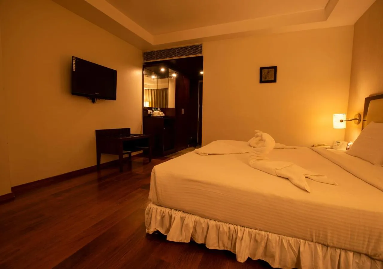 Bedroom, Bed in Grand Gardenia