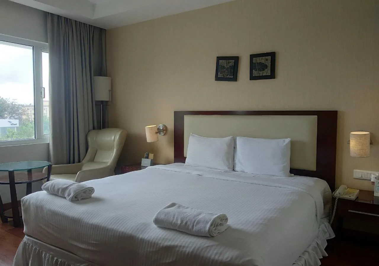 Bedroom, Bed in Grand Gardenia