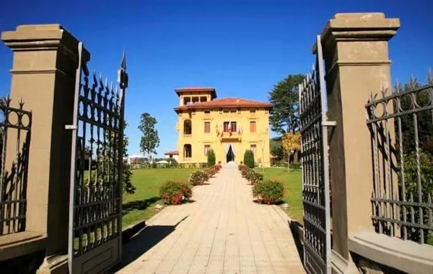 Facade/entrance in Villa Moorings