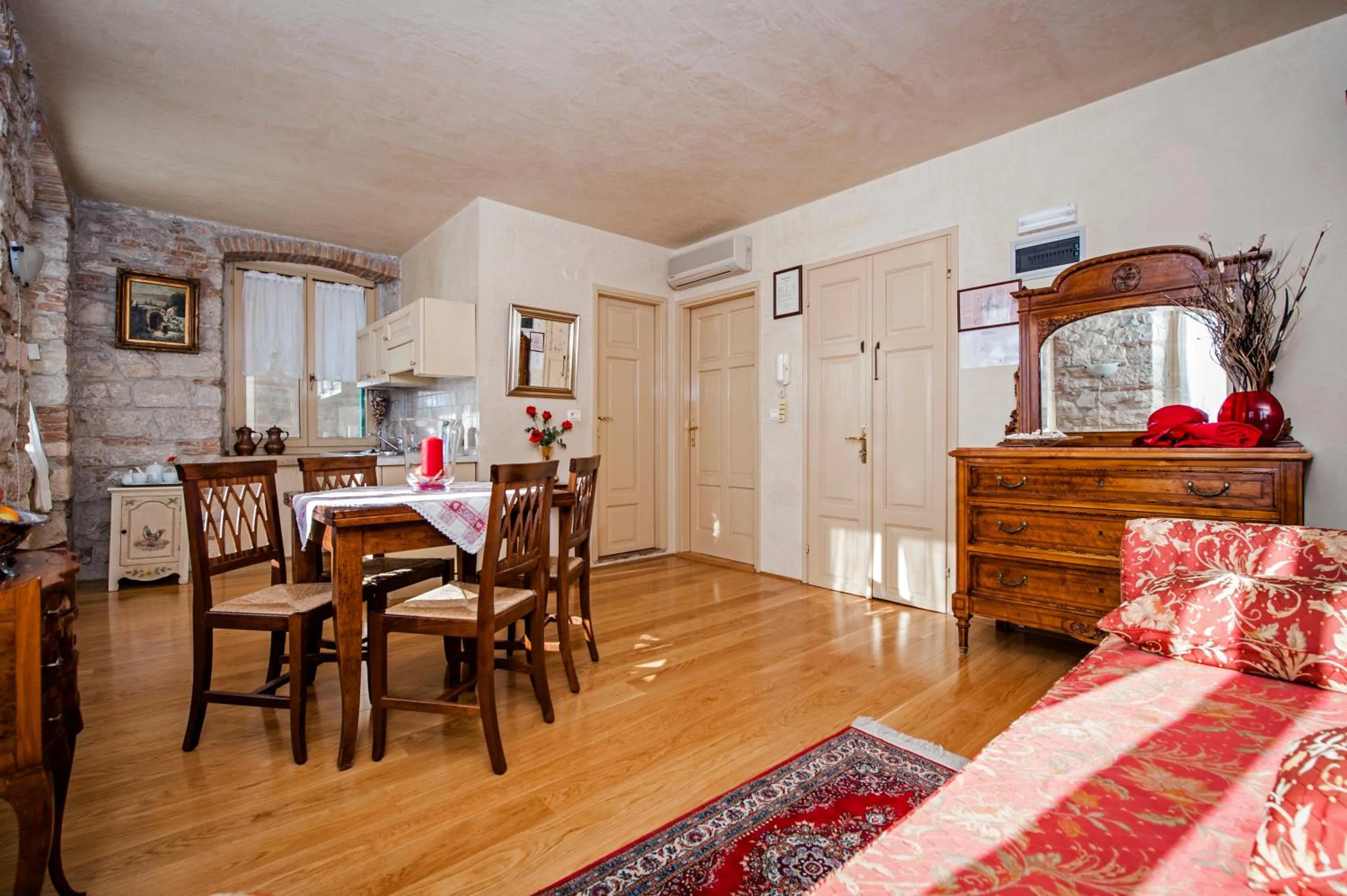 Photo of the whole room, Bed in Residence PORTA ANTICA Centro Storico