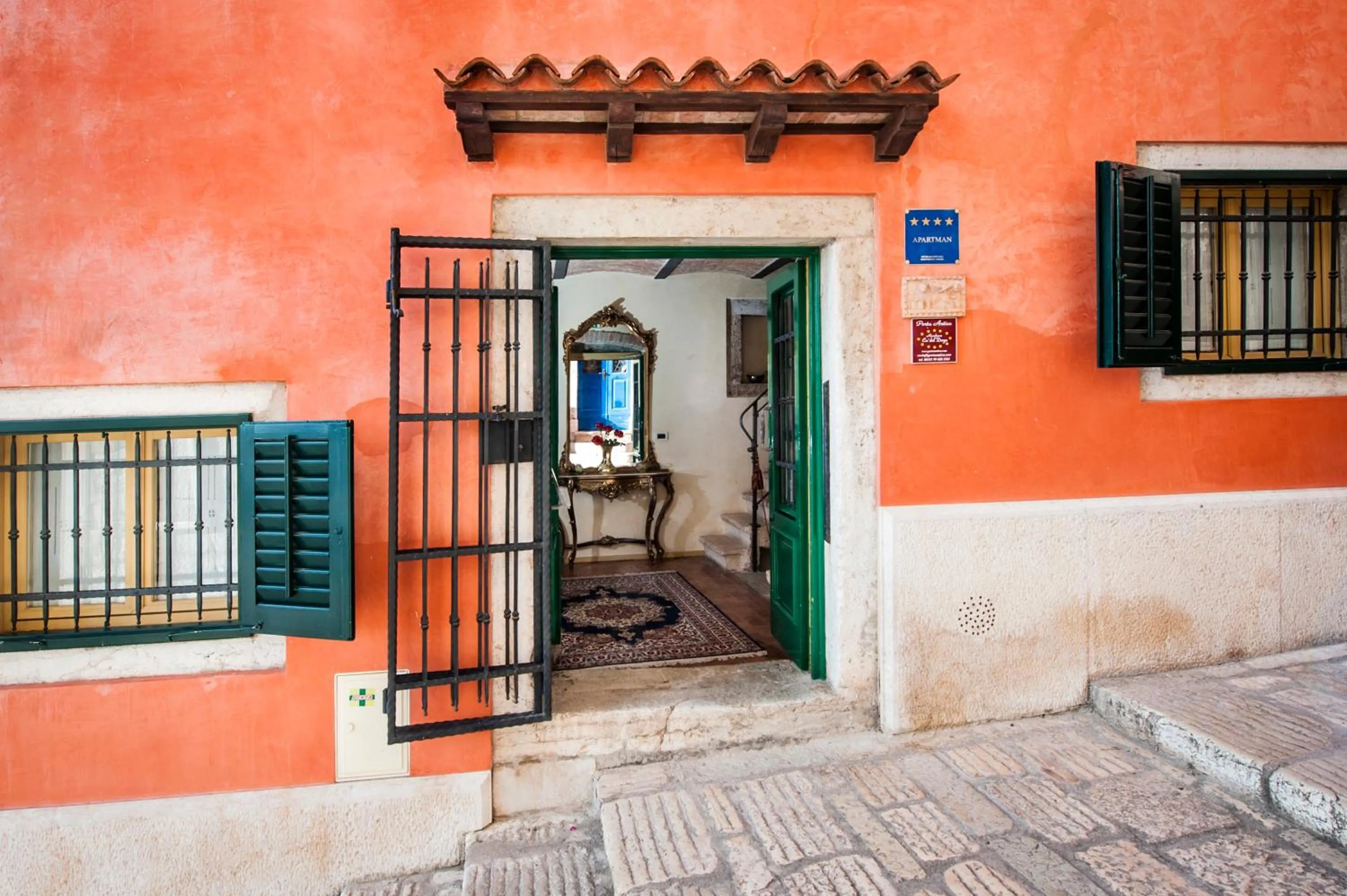Facade/entrance in Residence PORTA ANTICA Centro Storico
