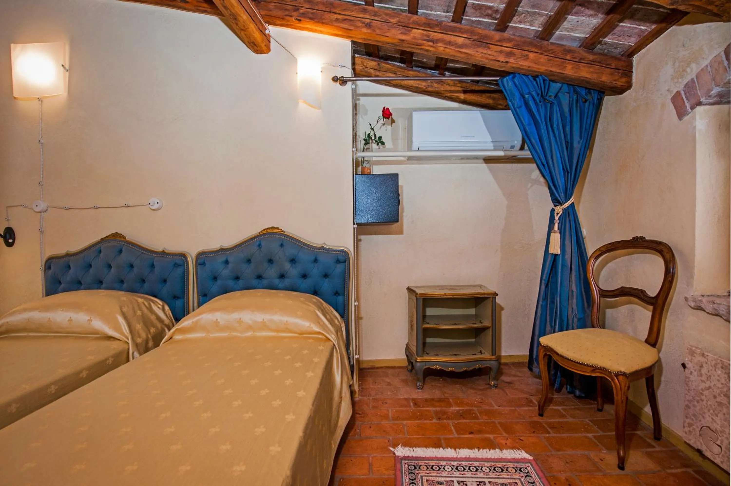 Decorative detail, Bed in Residence PORTA ANTICA Centro Storico