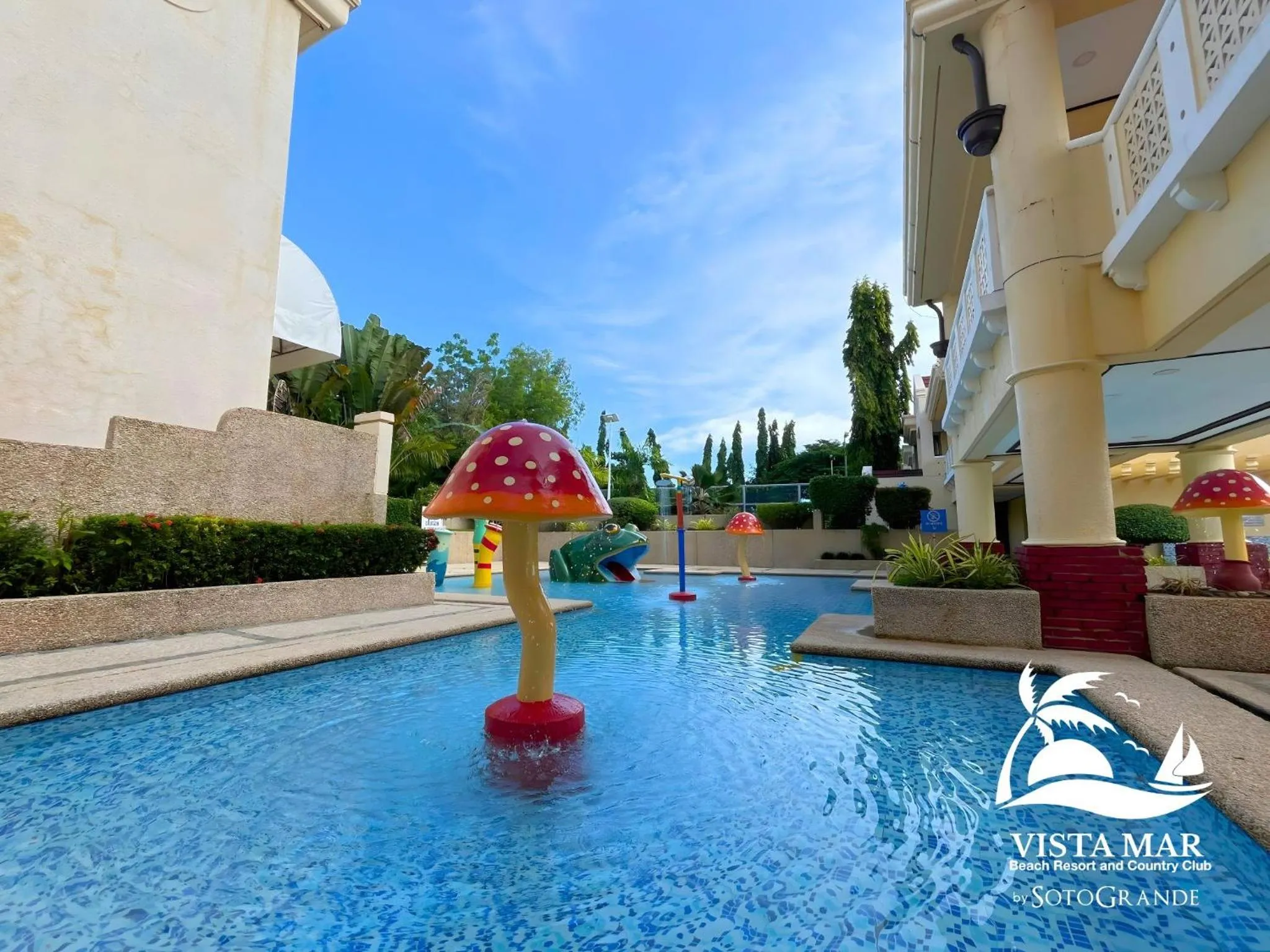 Swimming pool in Vista Mar Beach Resort & Country Club