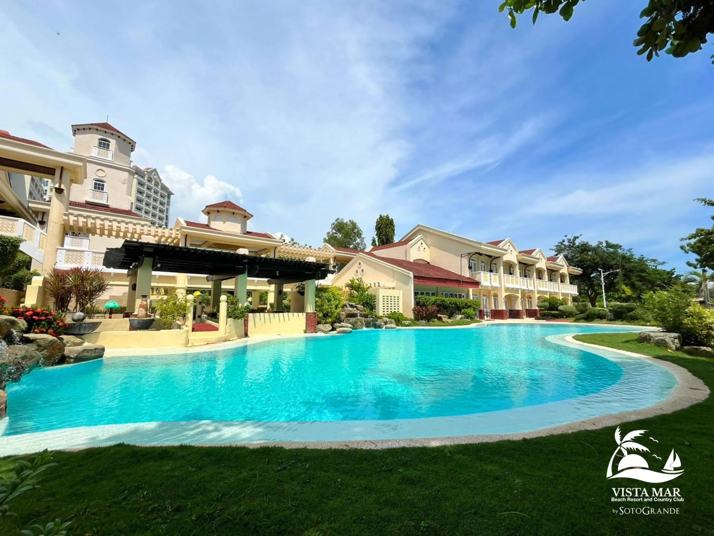 Swimming pool in Vista Mar Beach Resort & Country Club