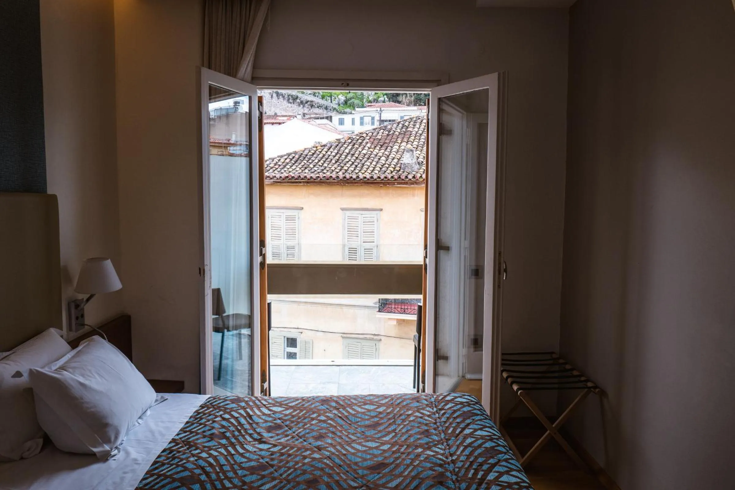 Balcony/Terrace, Bed in Victoria Hotel