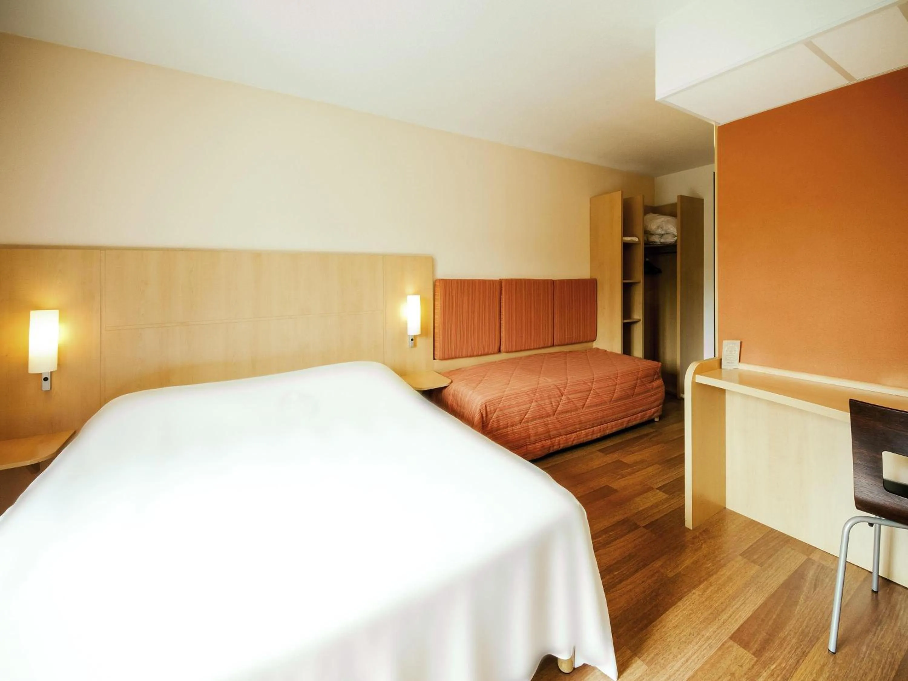 Bedroom, Bed in ibis Valenciennes