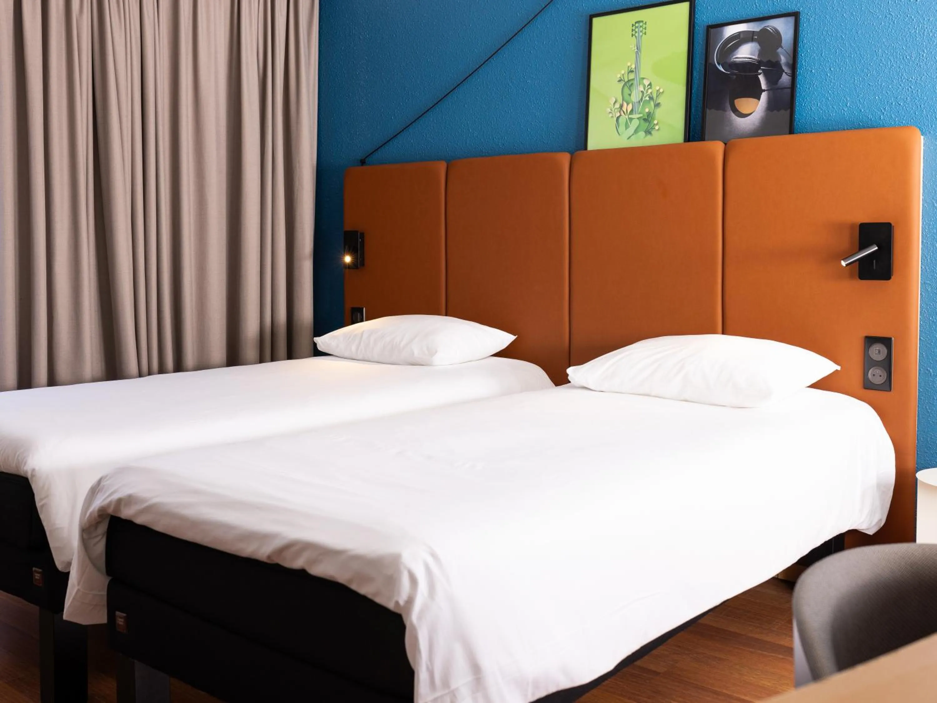 Bedroom, Bed in ibis Valenciennes