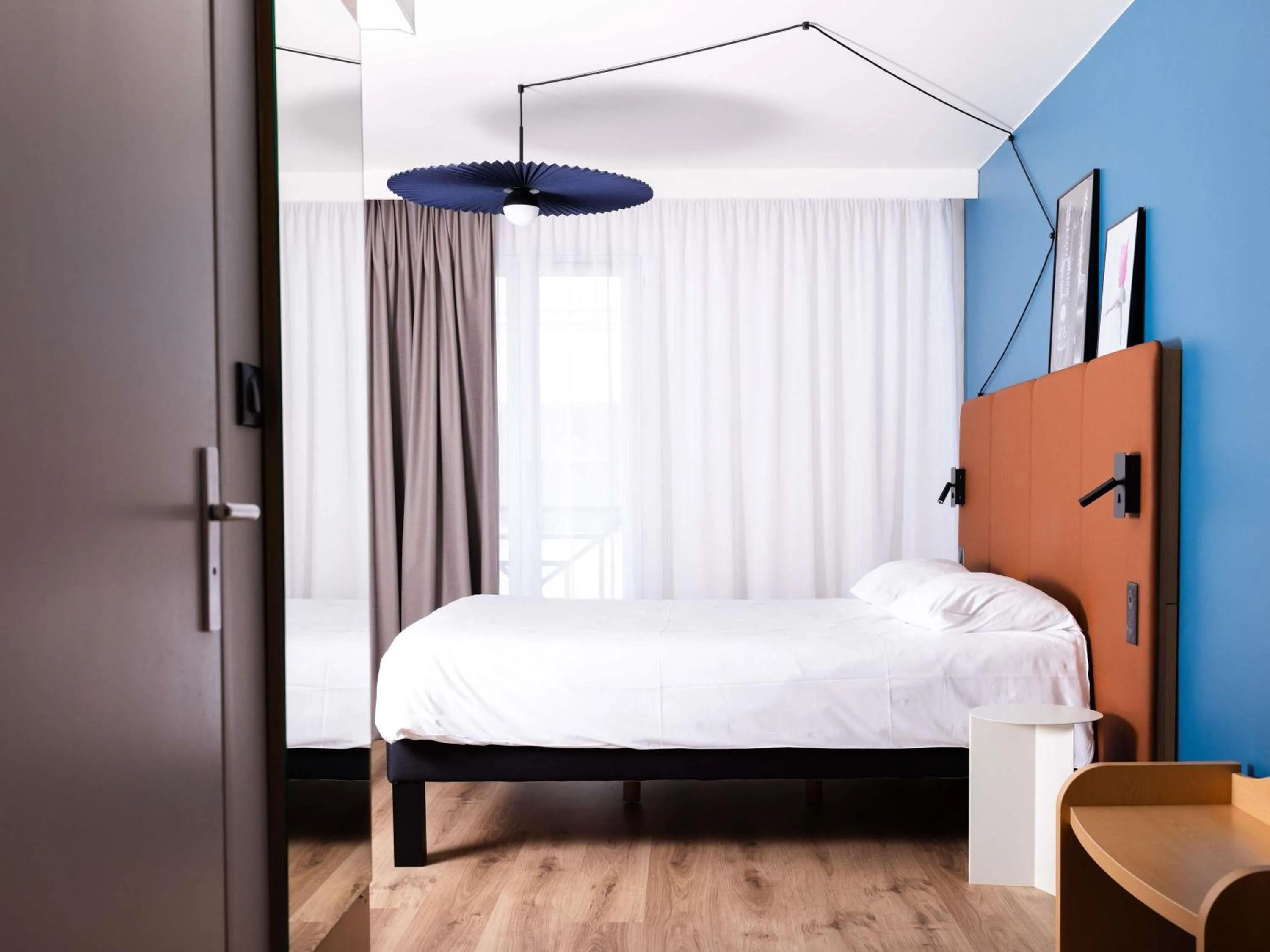 Bedroom, Bed in ibis Valenciennes
