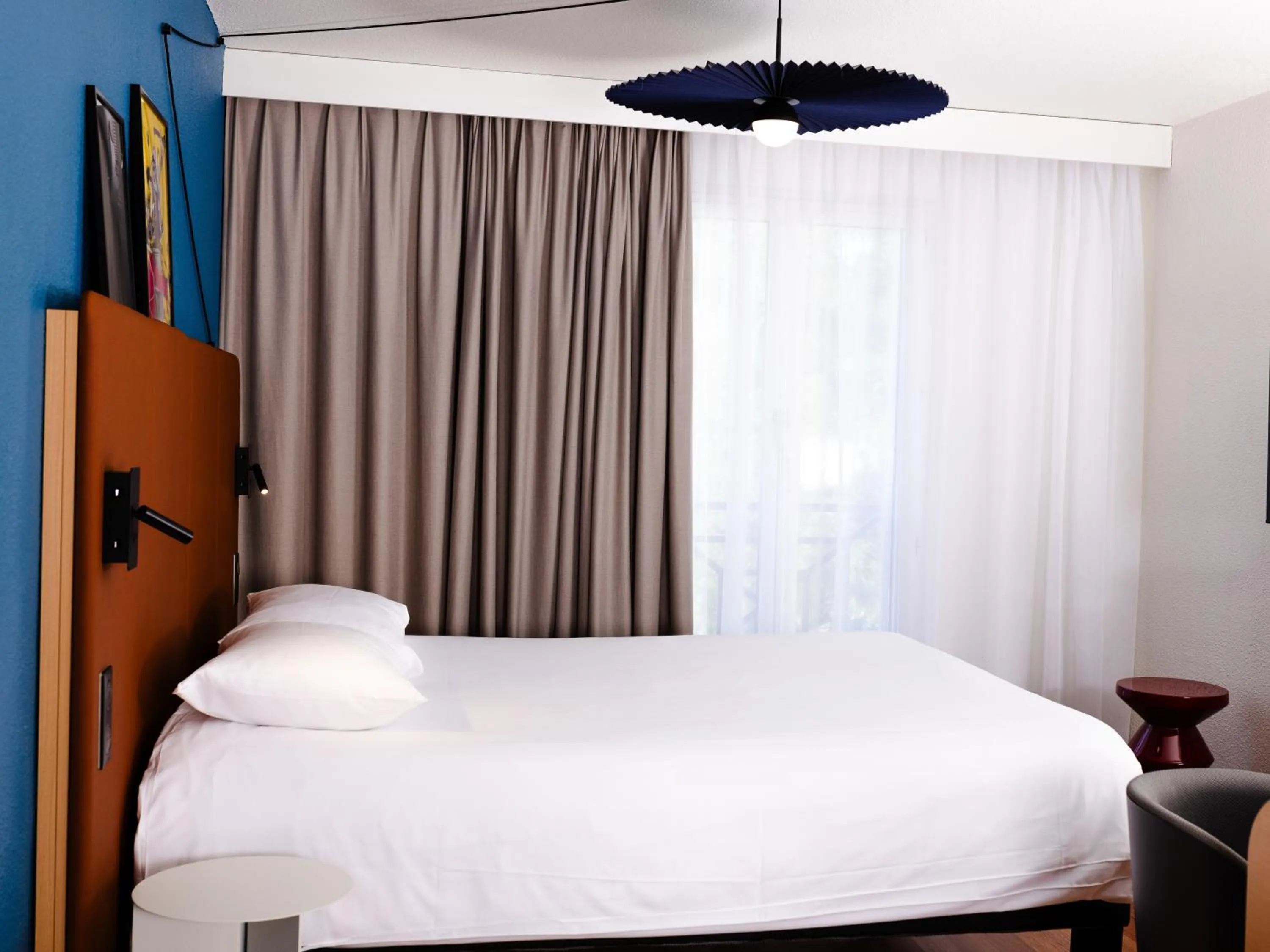 Bedroom, Bed in ibis Valenciennes