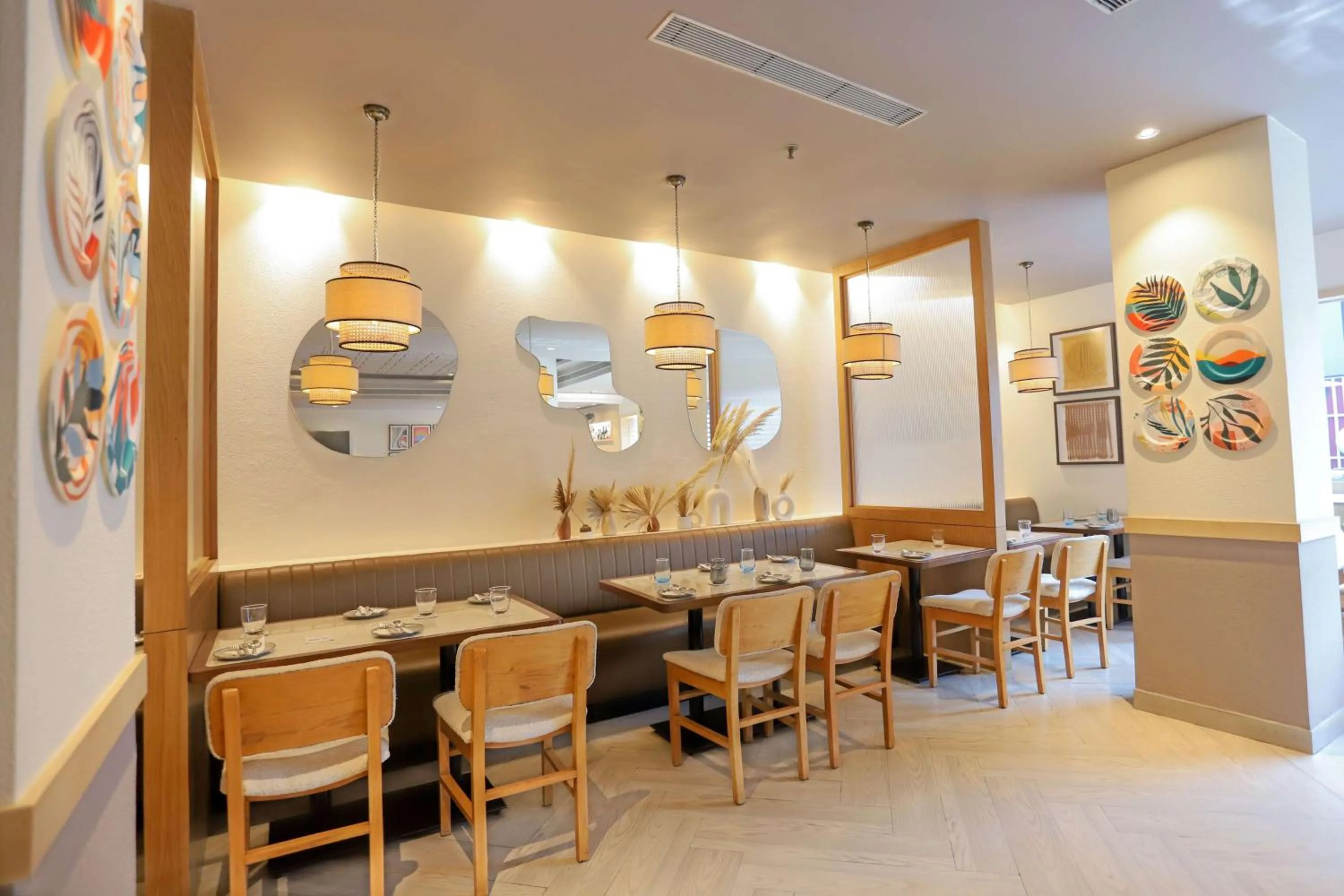 Restaurant/places to eat in Park Inn by Radisson,South Delhi