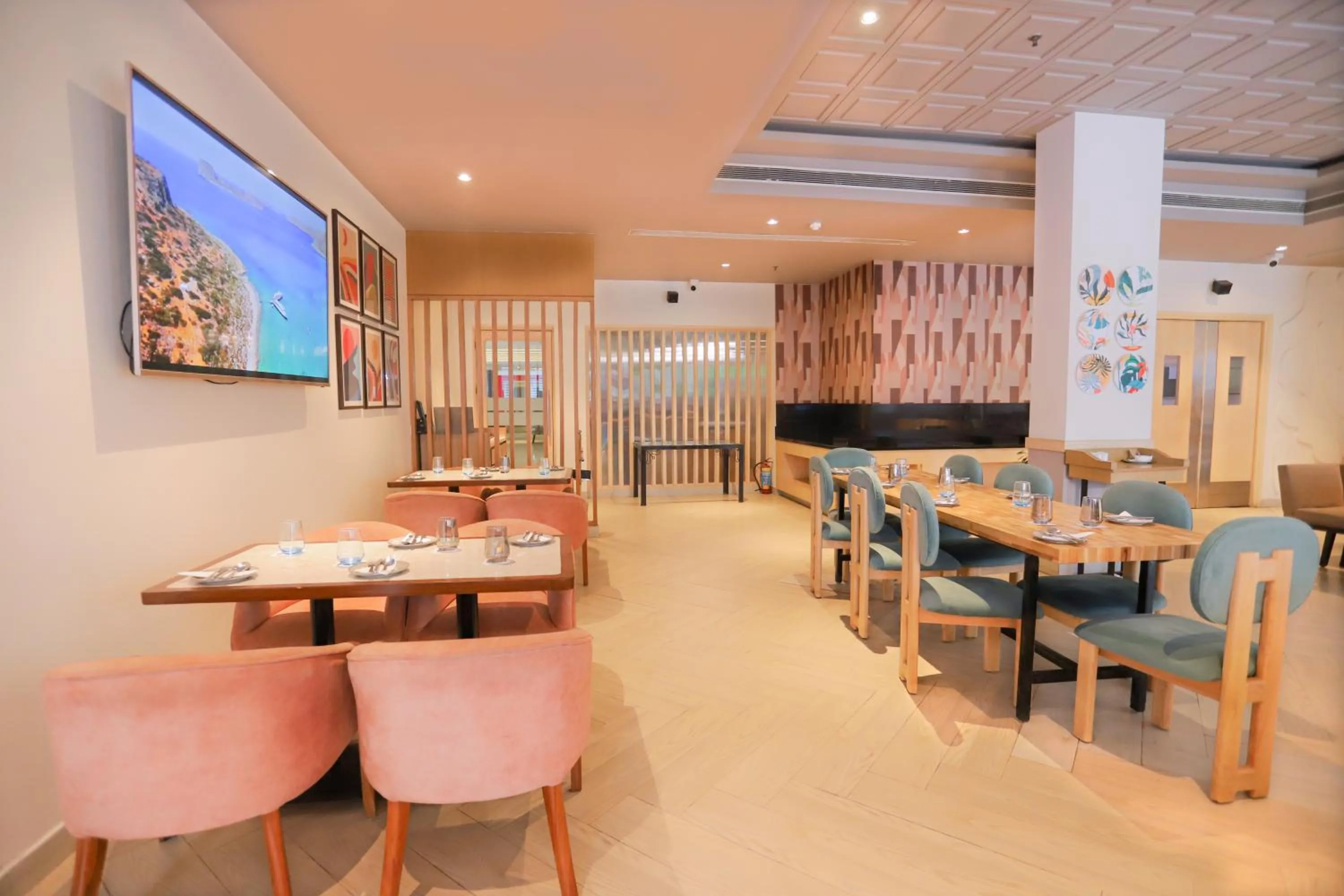 Restaurant/places to eat in Park Inn by Radisson,South Delhi