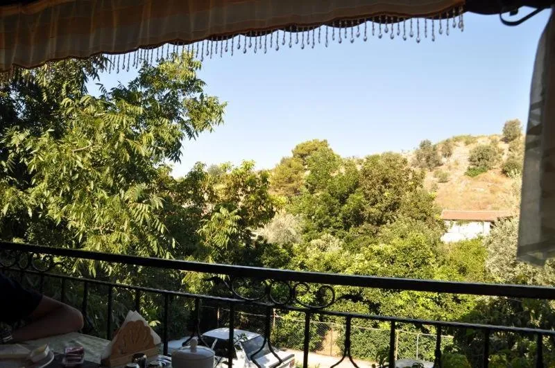 Restaurant/places to eat in Akay Hotel