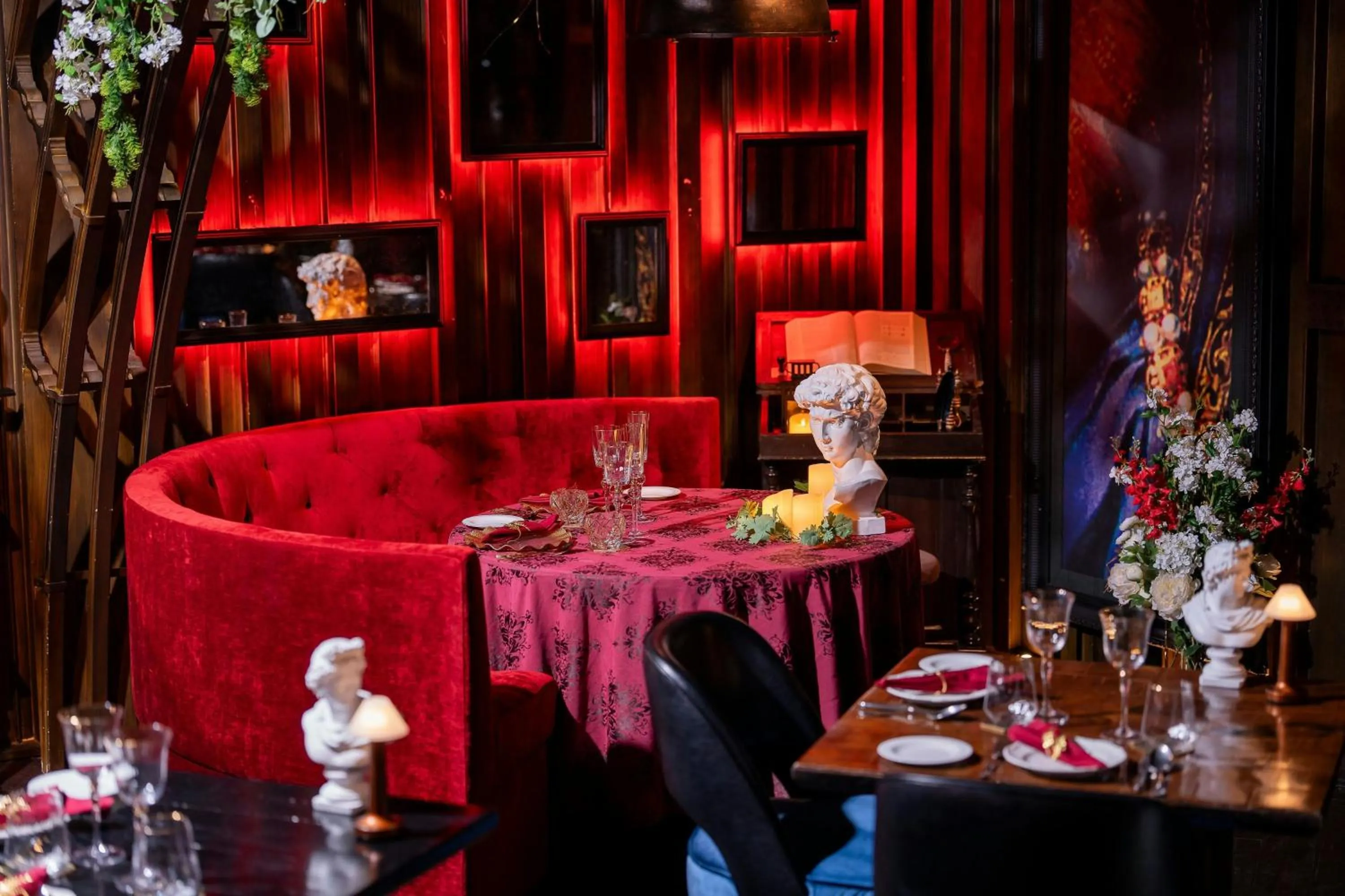 Lounge or bar in Hotel Muse Bangkok, Autograph Collection by Marriott