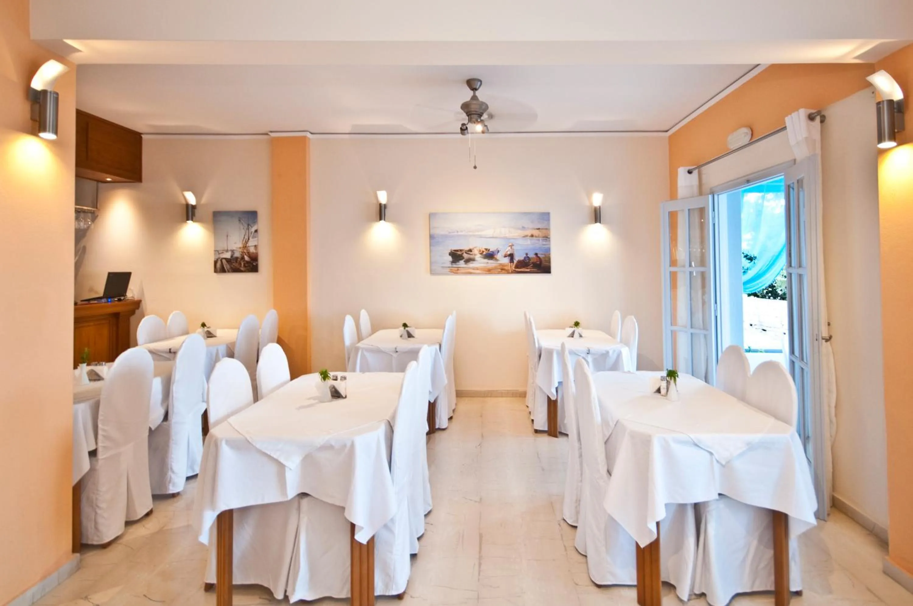 Restaurant/places to eat in Glaros Hotel