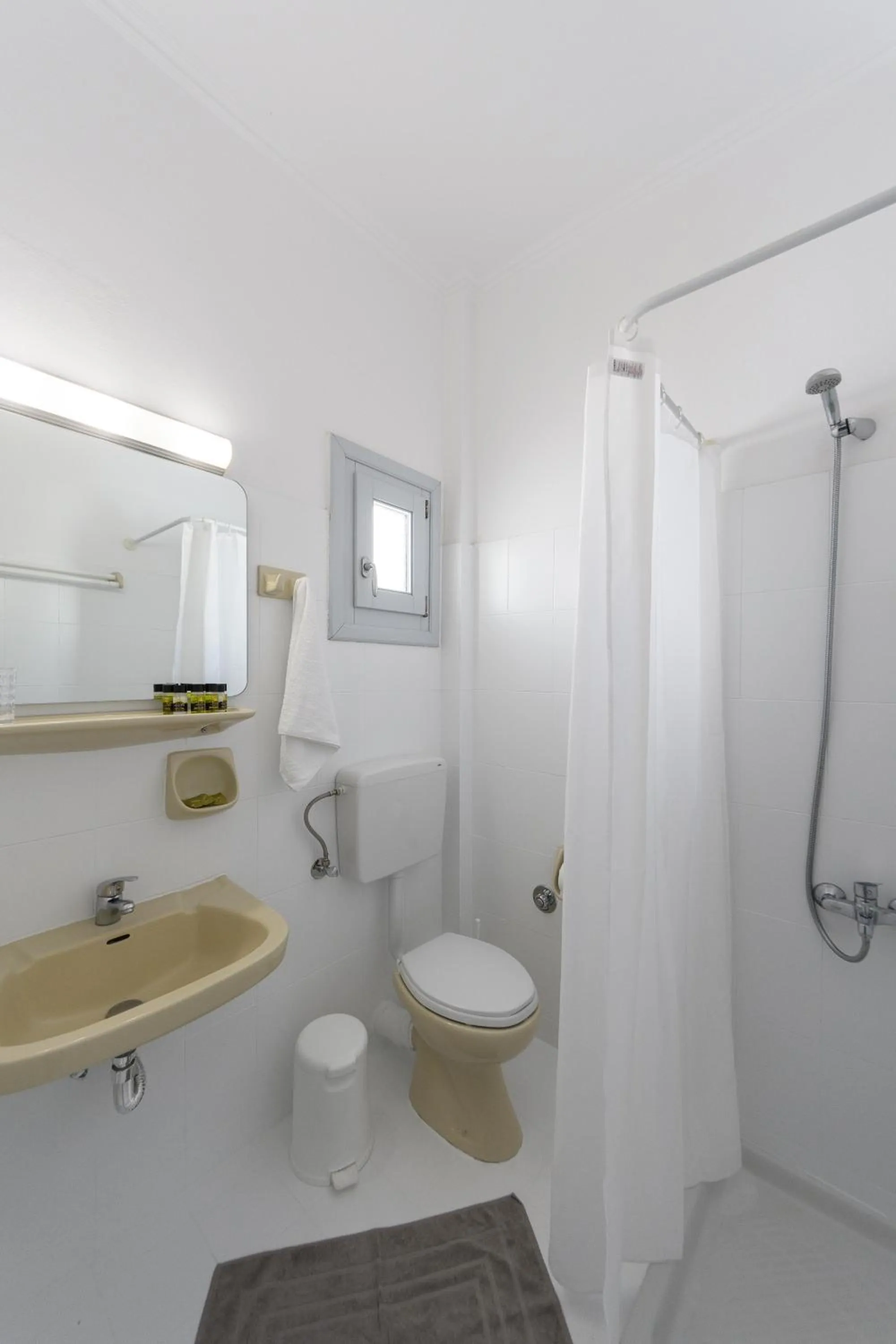 Bathroom in Glaros Hotel