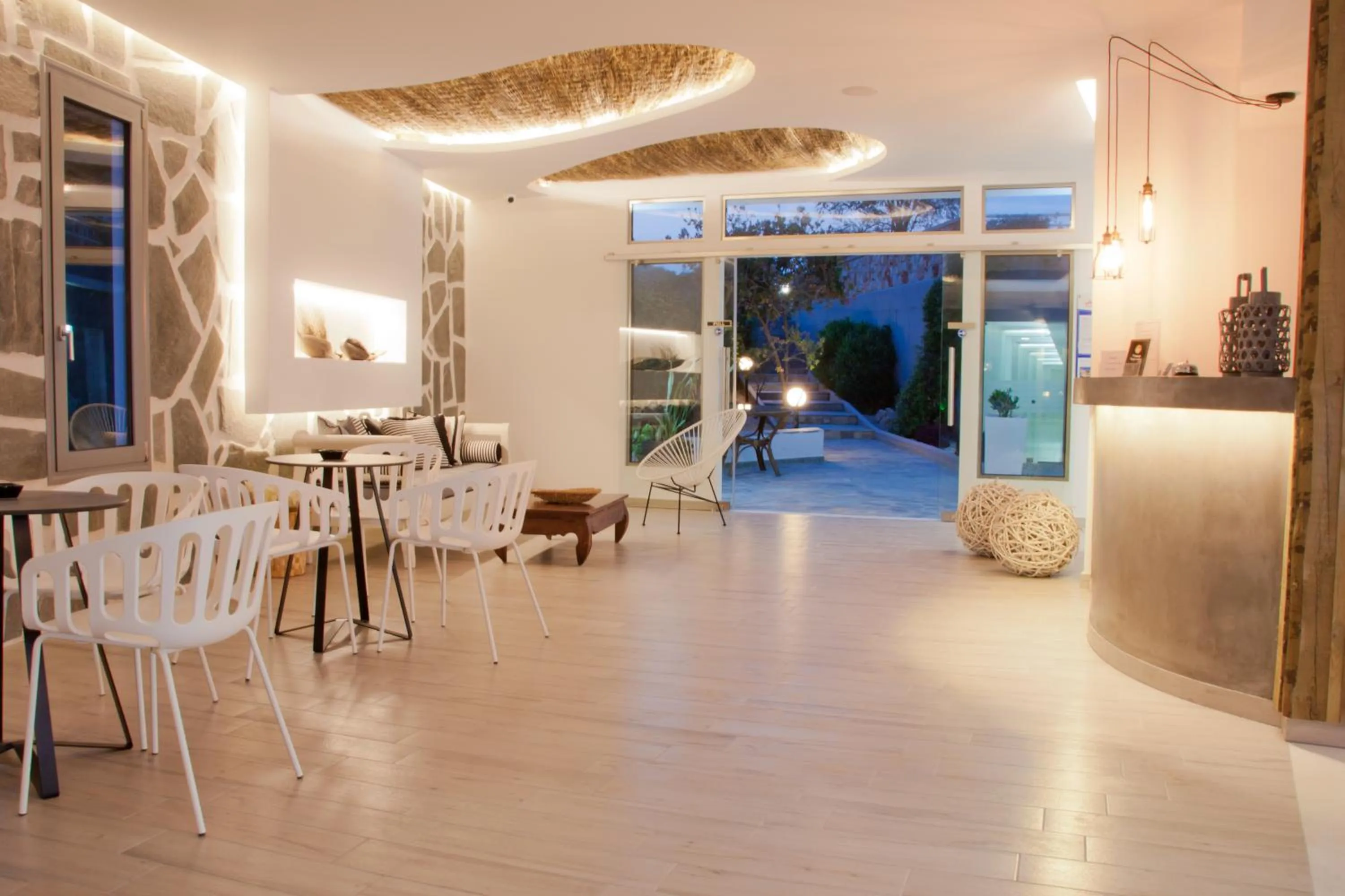 Communal lounge/ TV room in Malibu Boutique Studios & Bungalows