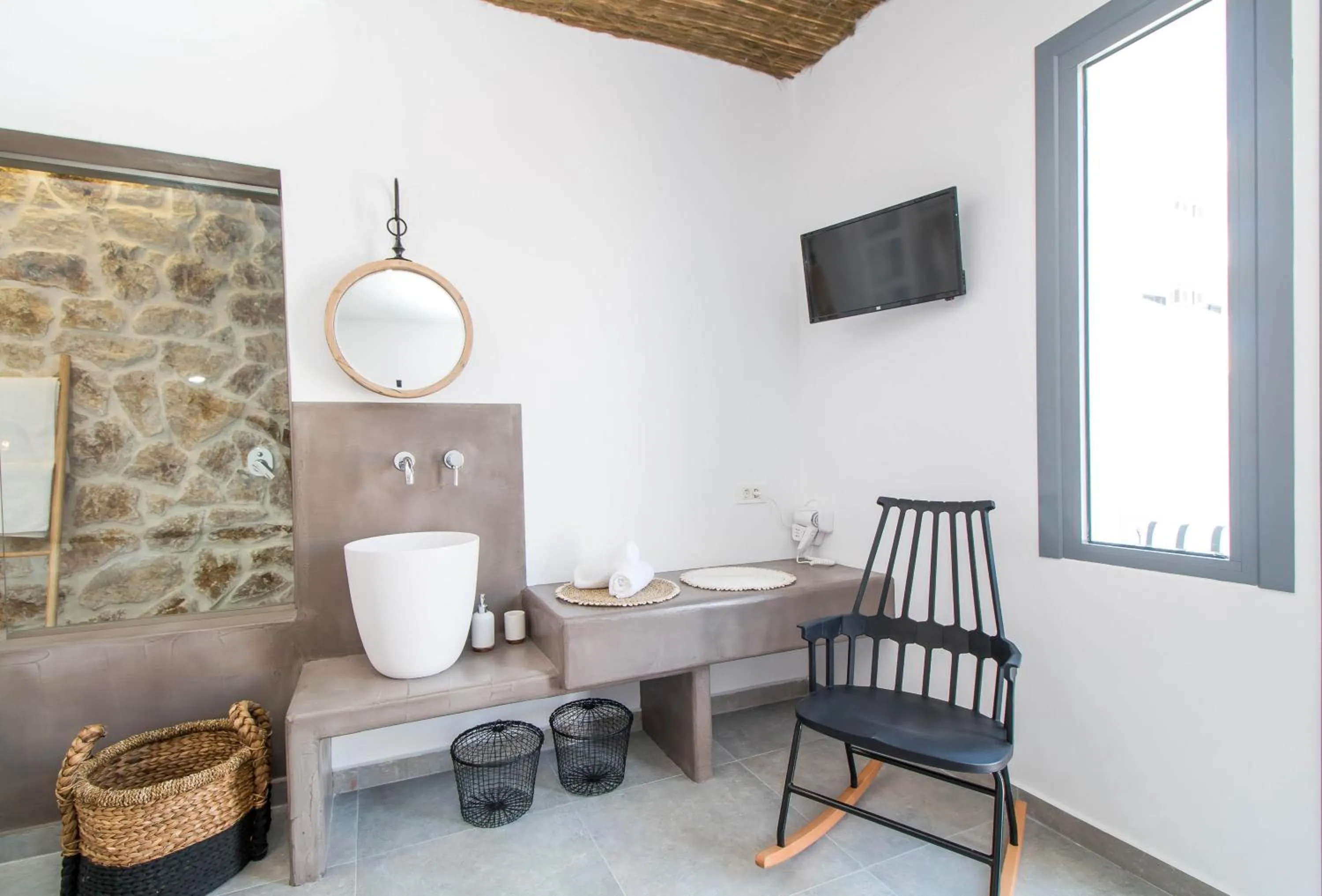 TV and multimedia in Malibu Boutique Studios & Bungalows