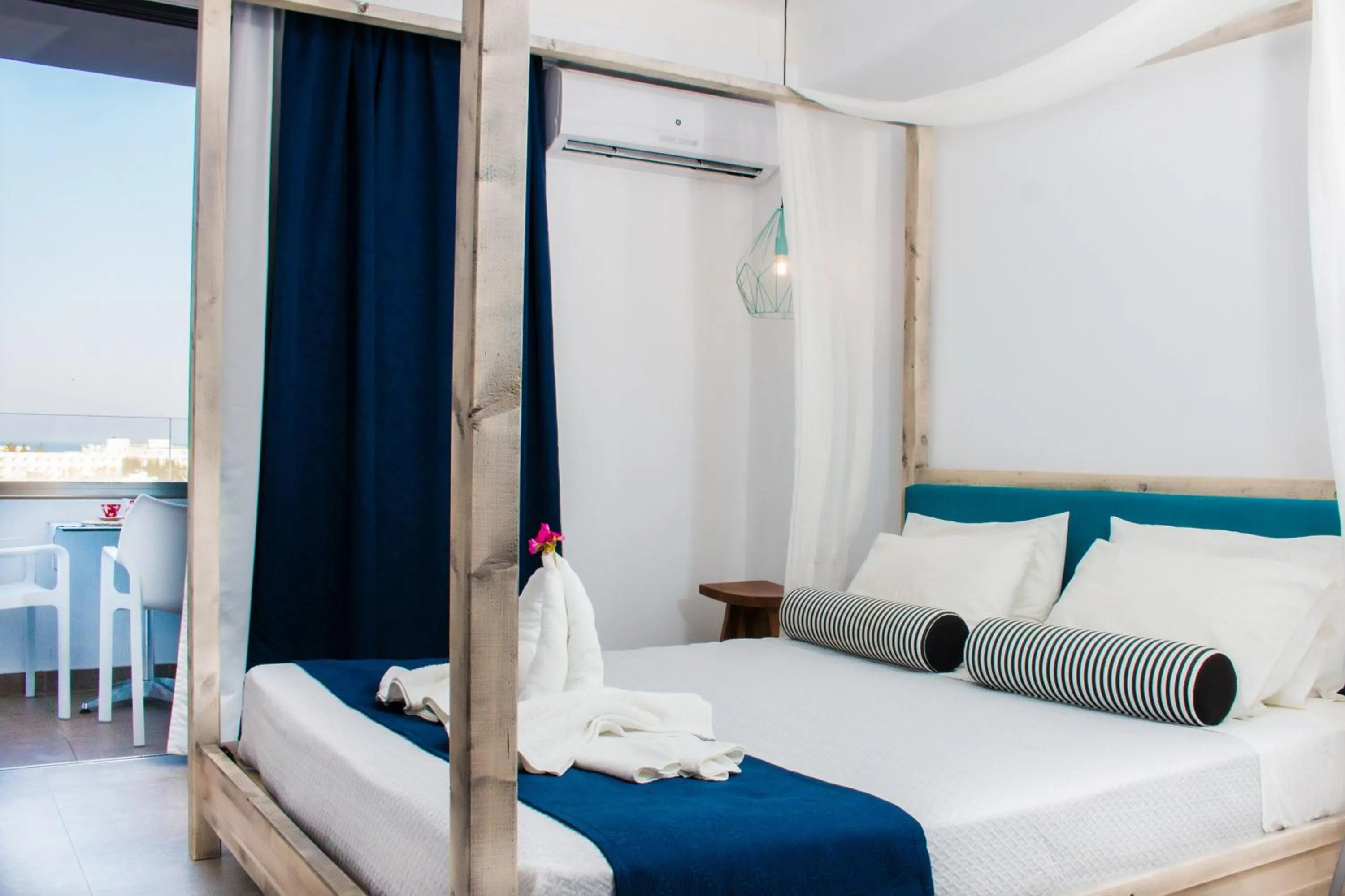 Bedroom, Bed in Malibu Boutique Studios & Bungalows