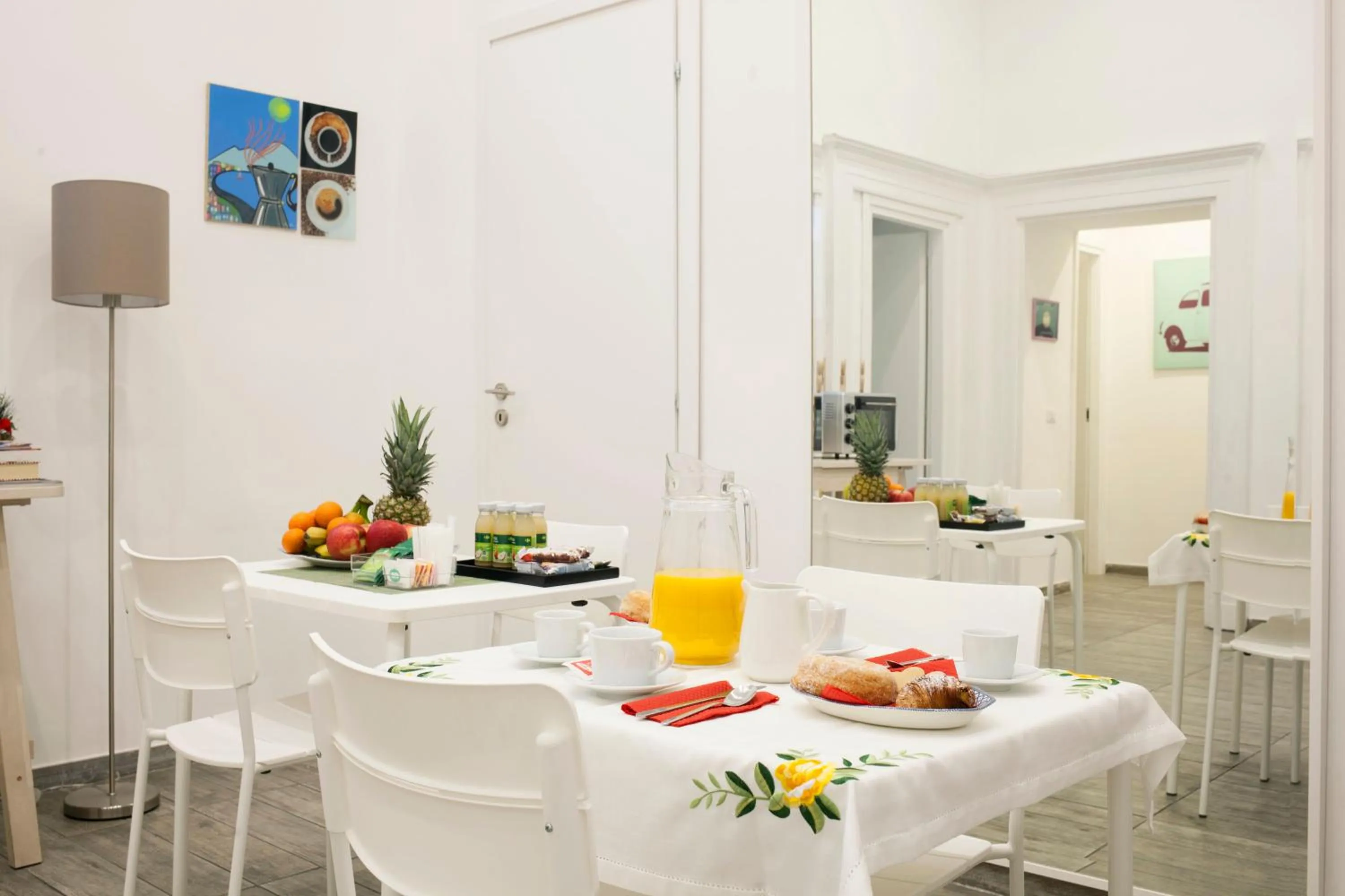 Dining area in B&B Martucci Avenue