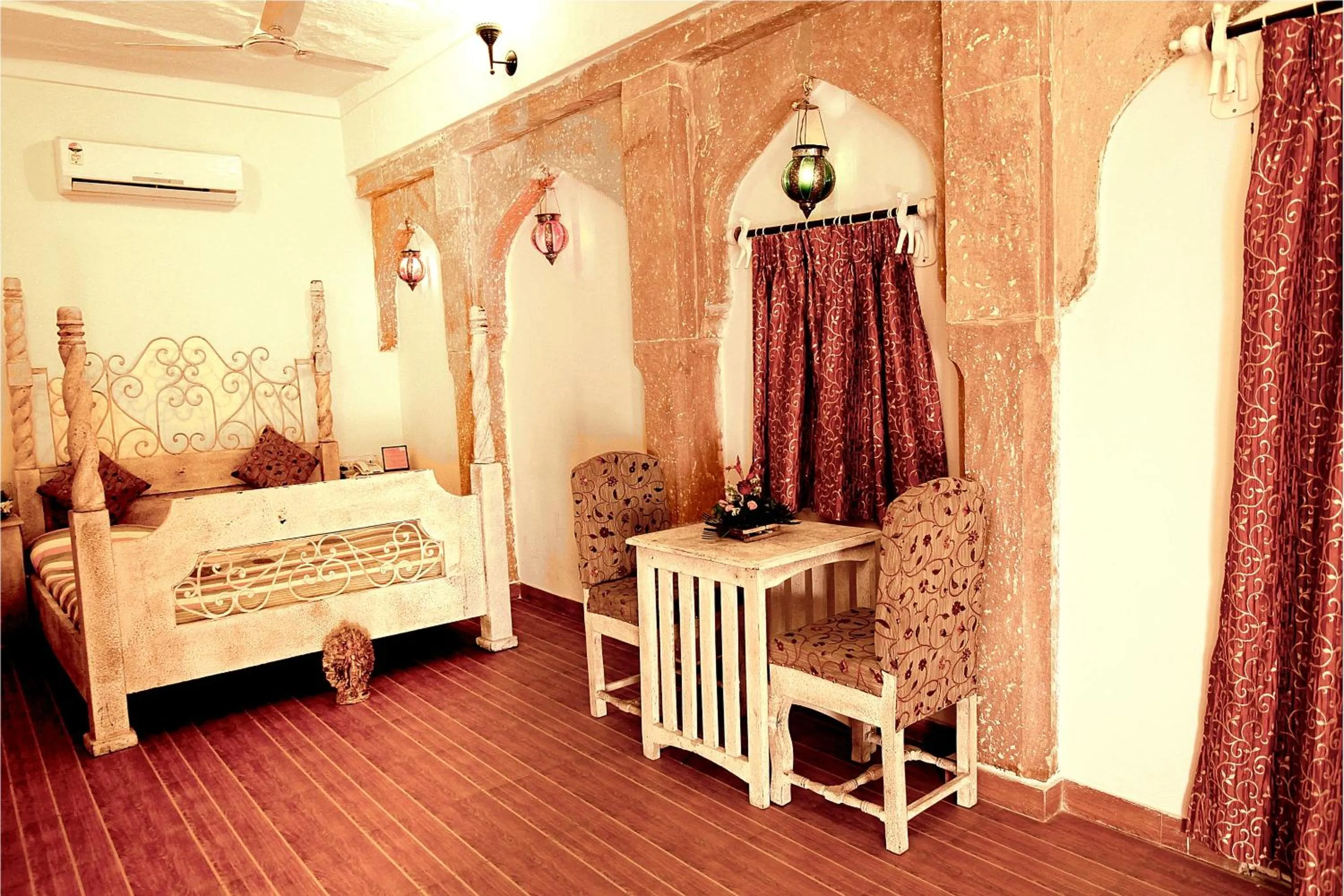 Photo of the whole room, Bed in The Kothi Heritage