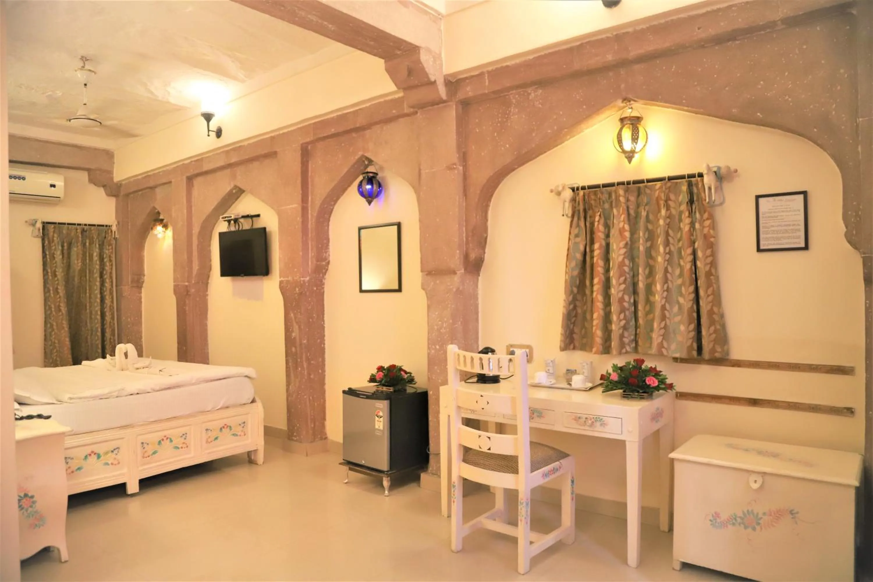 Photo of the whole room, Bed in The Kothi Heritage