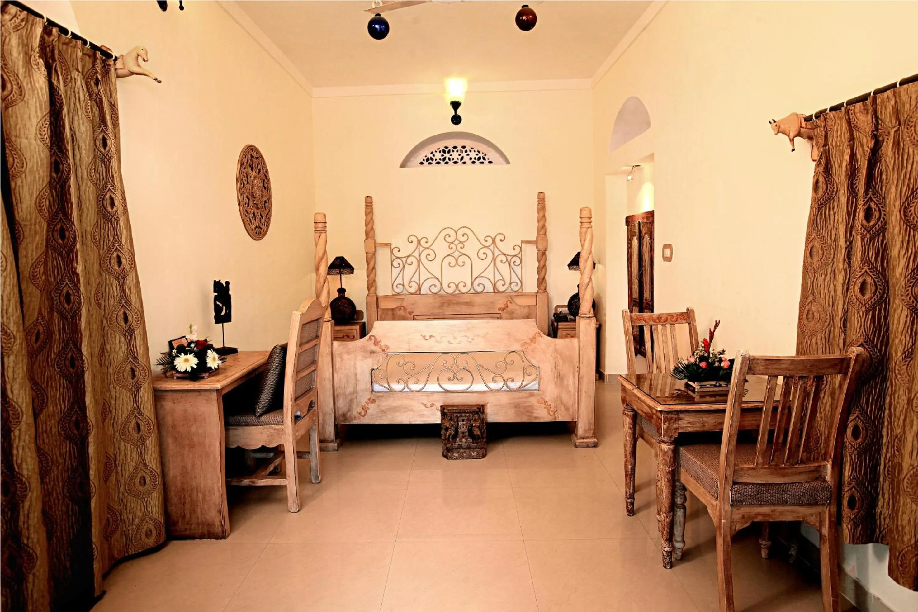 Photo of the whole room, Bed in The Kothi Heritage