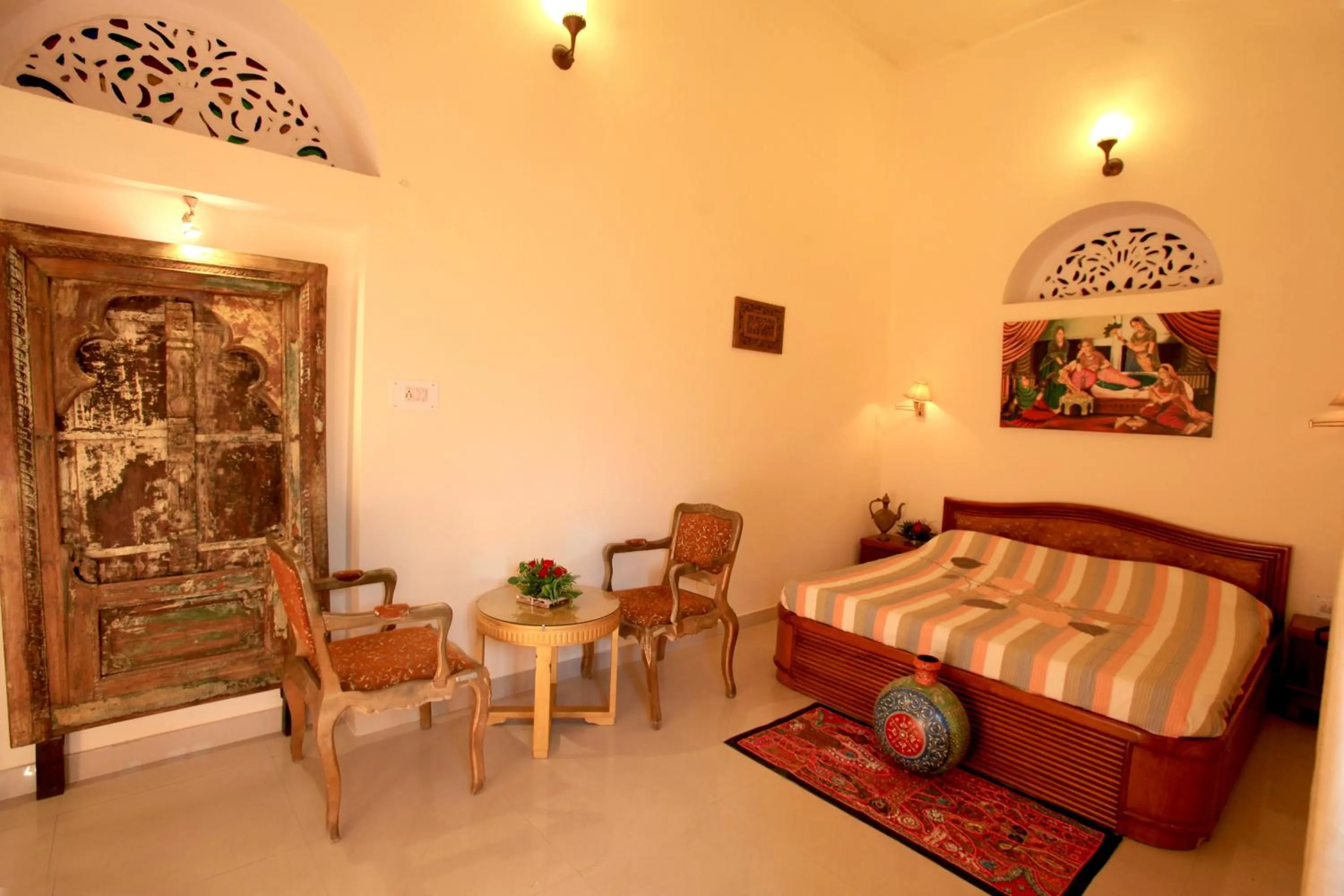 Photo of the whole room, Bed in The Kothi Heritage