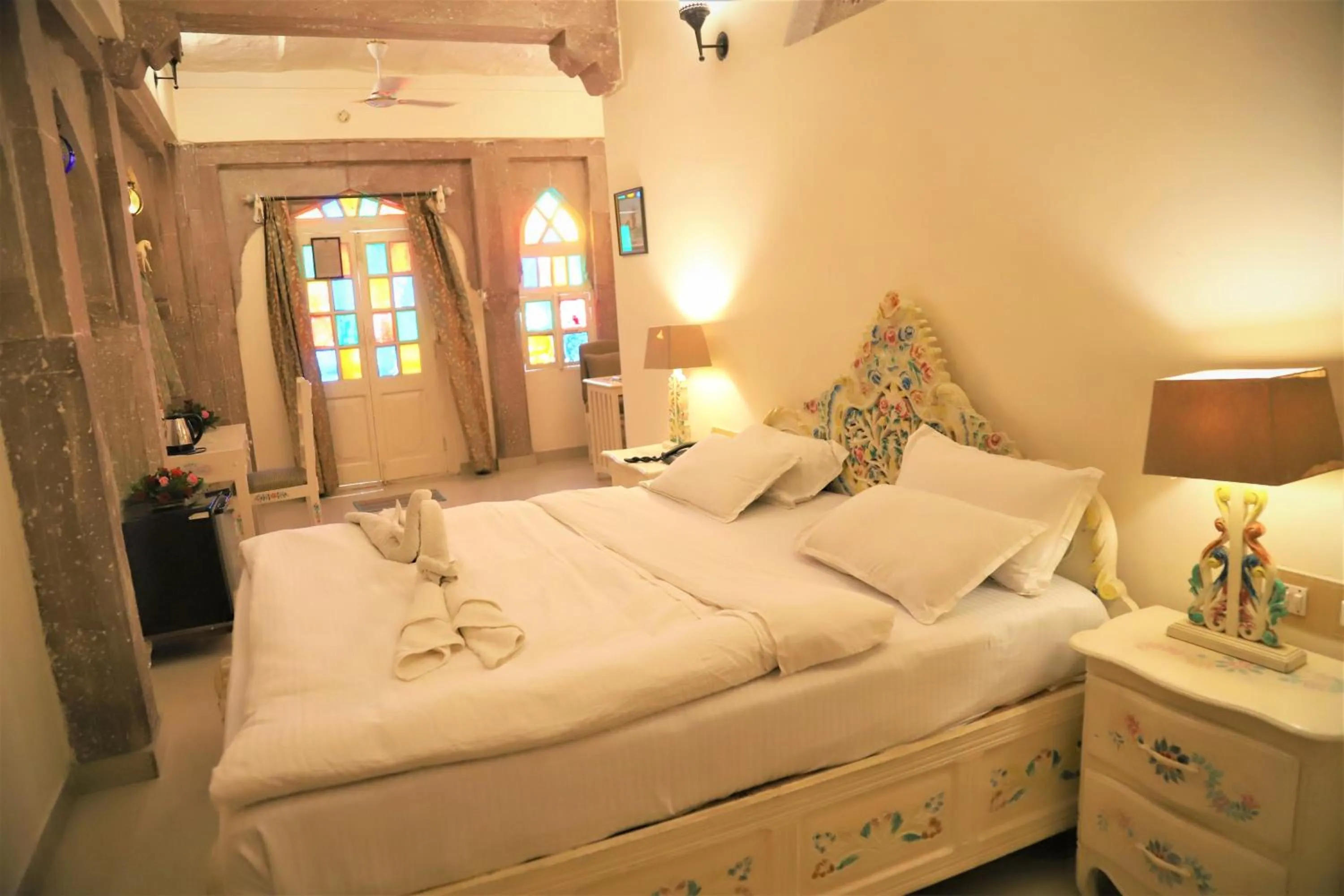 Photo of the whole room, Bed in The Kothi Heritage