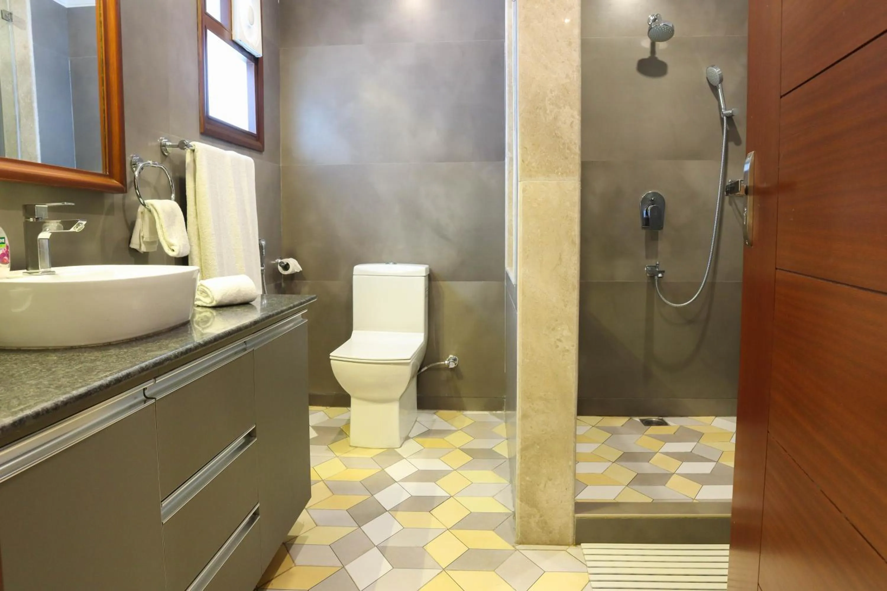 Shower in Vikram Vintage Inn