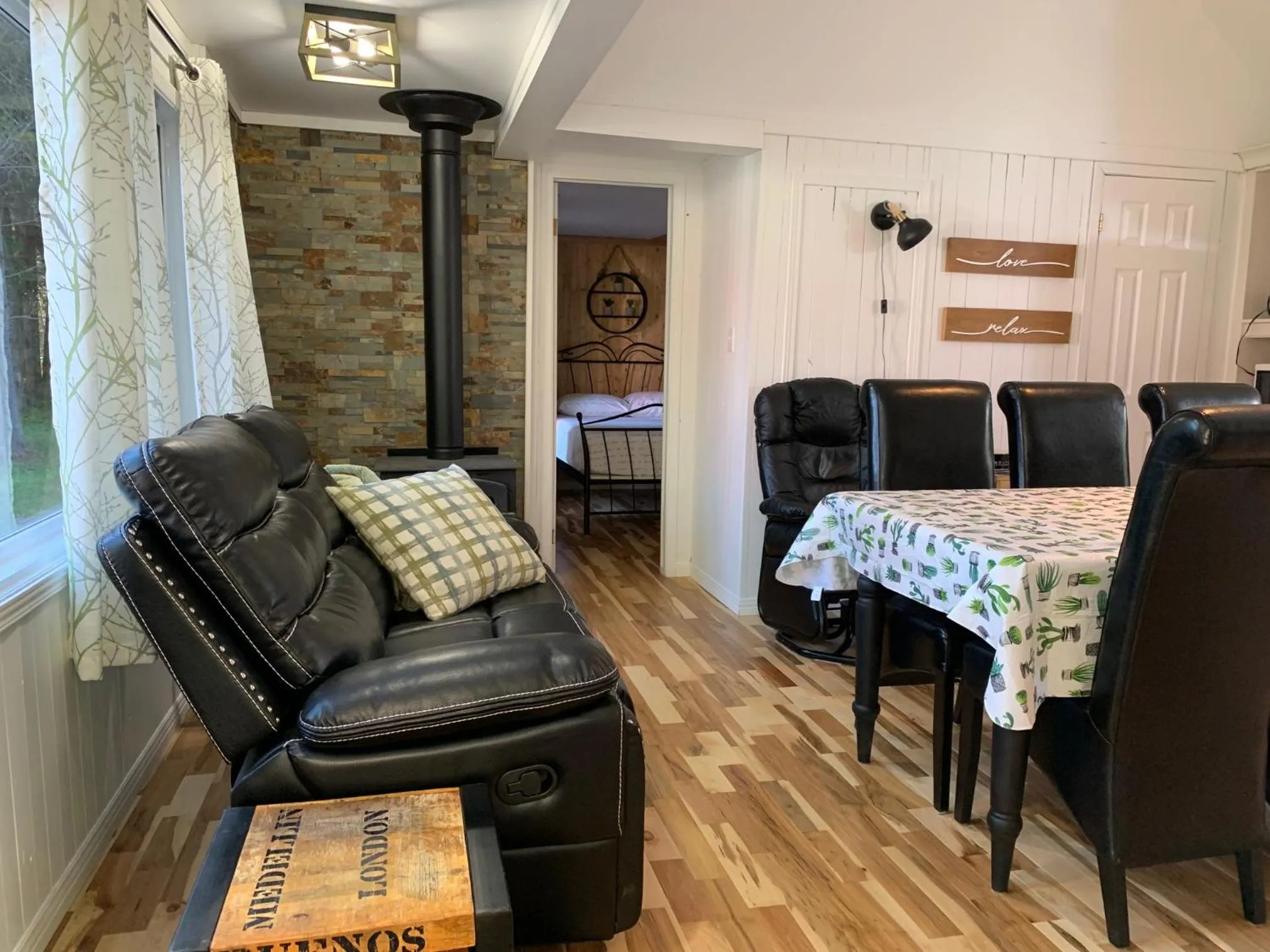 Dining area in Camping Chalets Spas Pignons Rouges