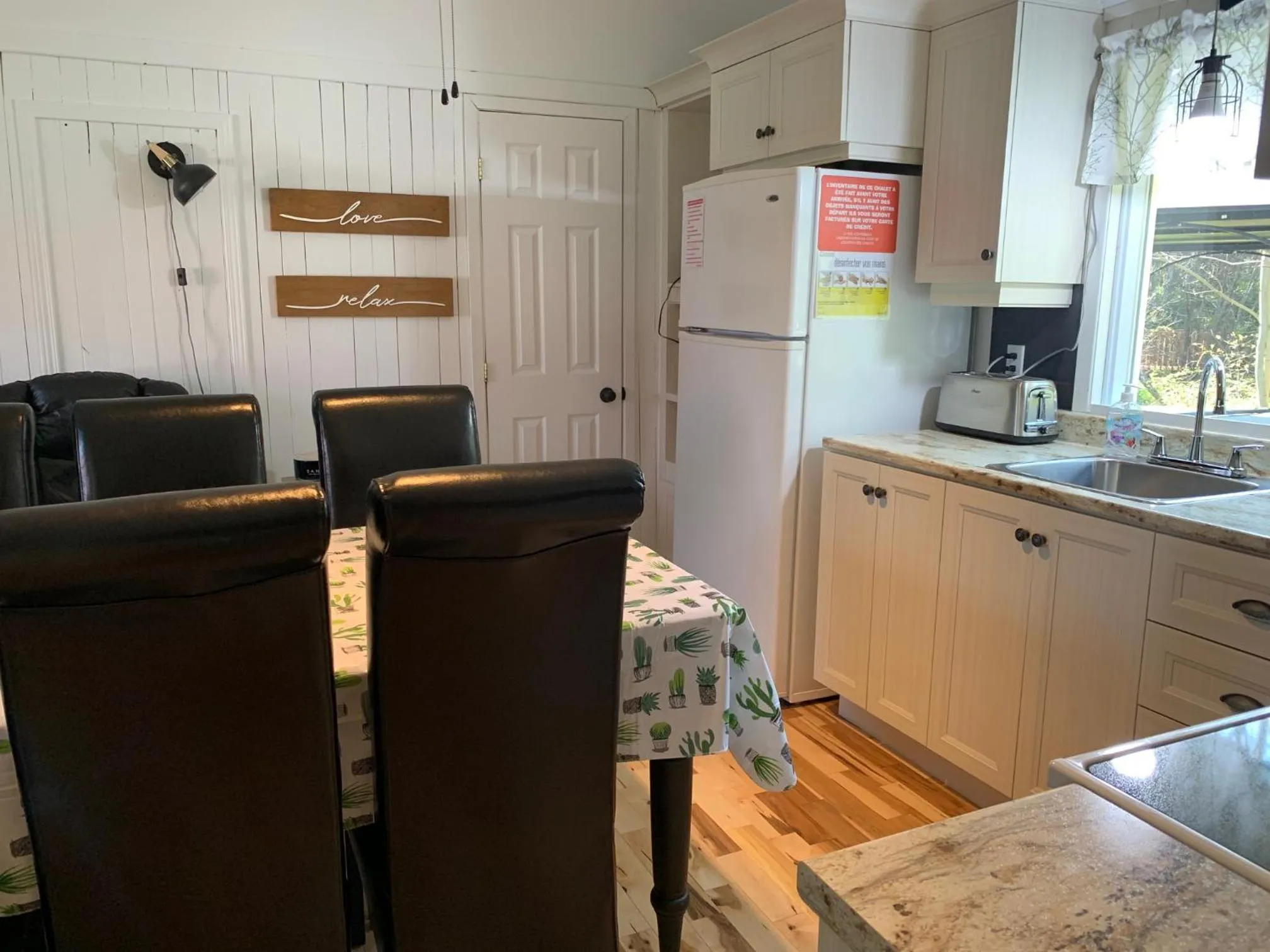 Kitchen or kitchenette in Camping Chalets Spas Pignons Rouges