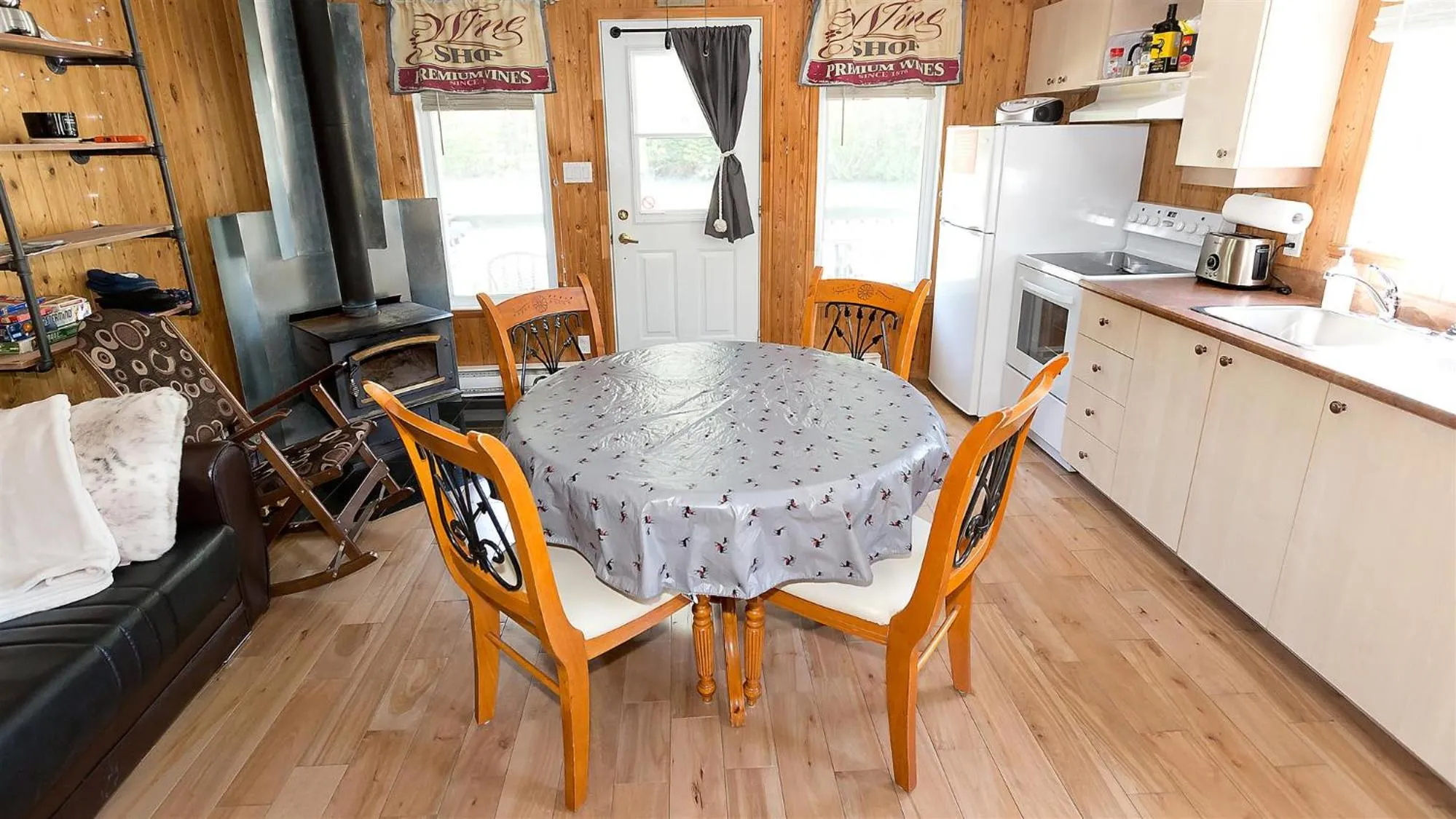 Kitchen or kitchenette in Camping Chalets Spas Pignons Rouges