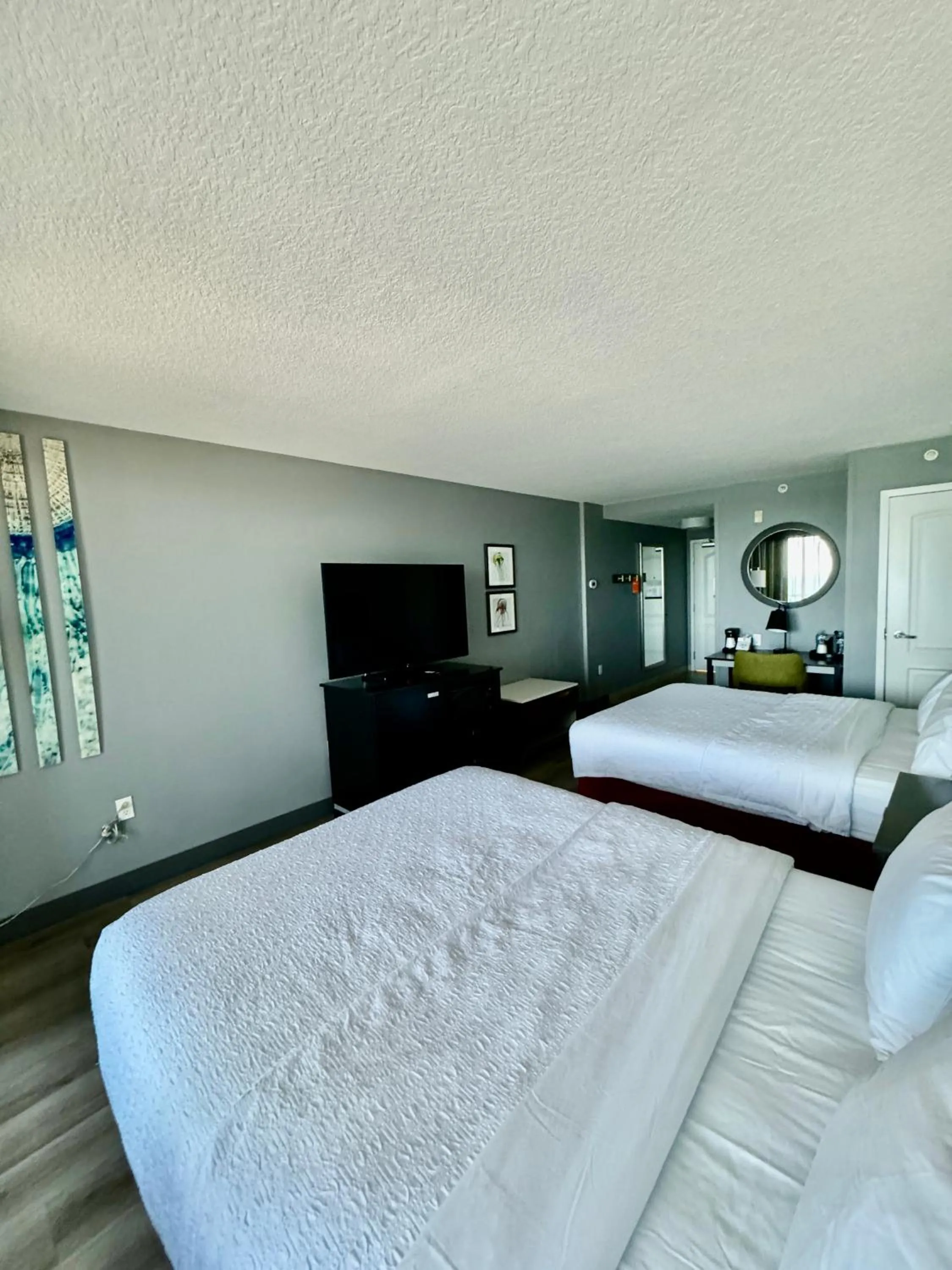 group of guests, Bed in Hampton Inn Daytona Beach/Beachfront