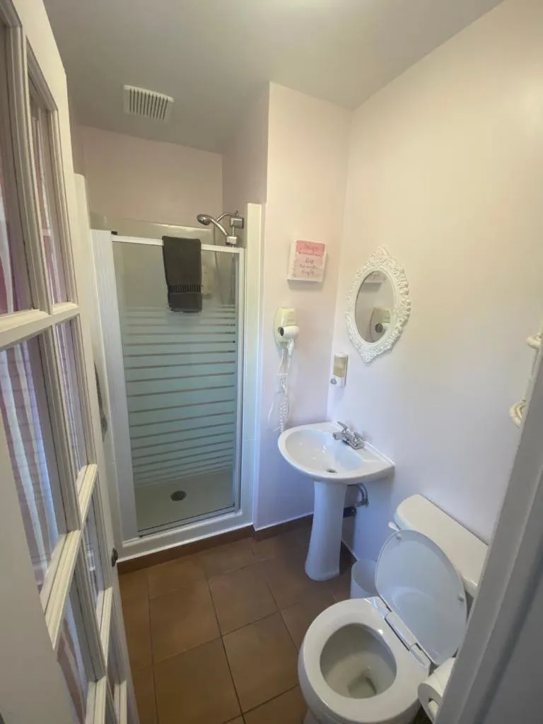 Bathroom in À Tout Venant B&B