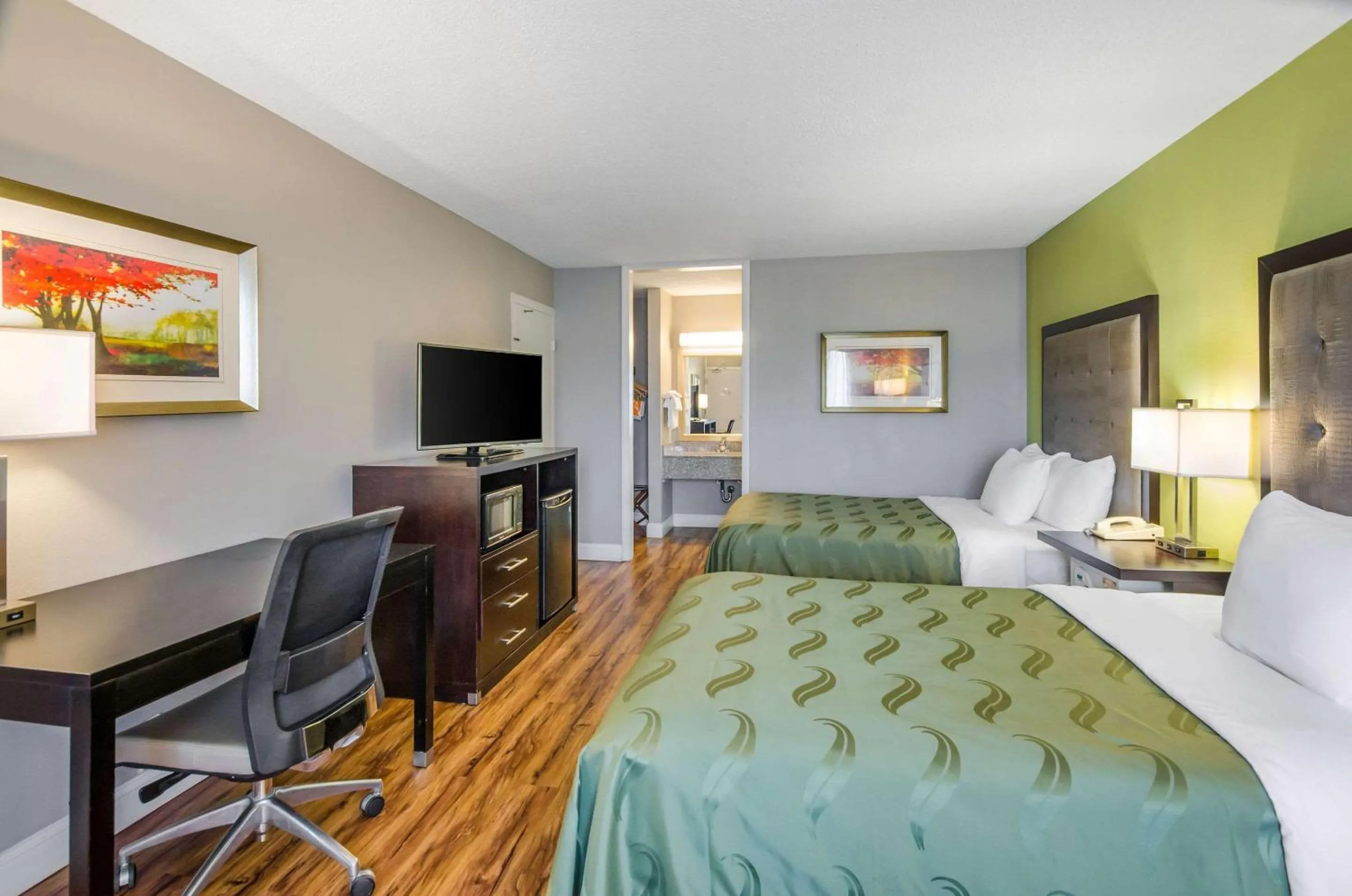 Photo of the whole room, Bed in Quality Inn Roanoke Airport