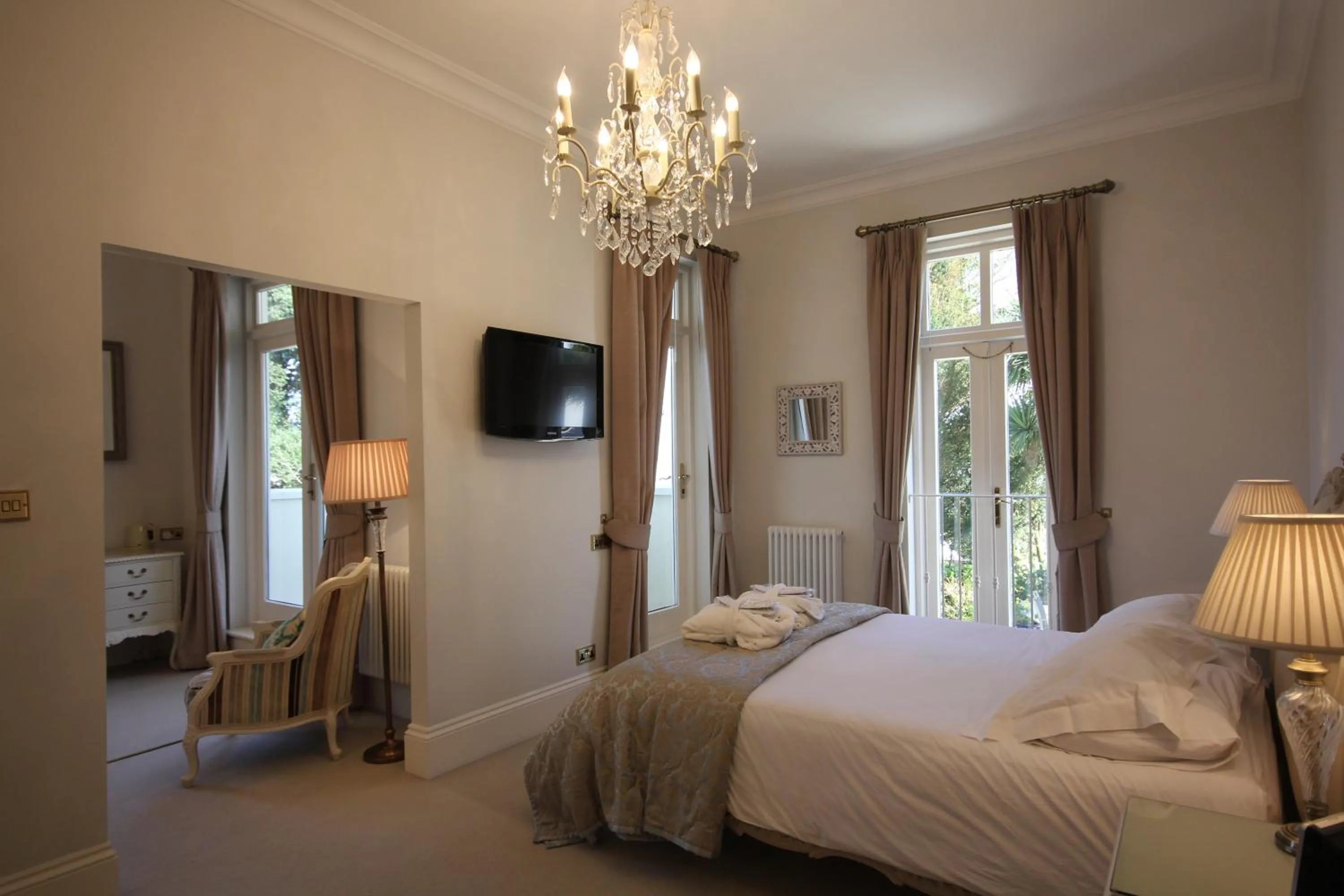 Bedroom, Bed in La Haule Manor