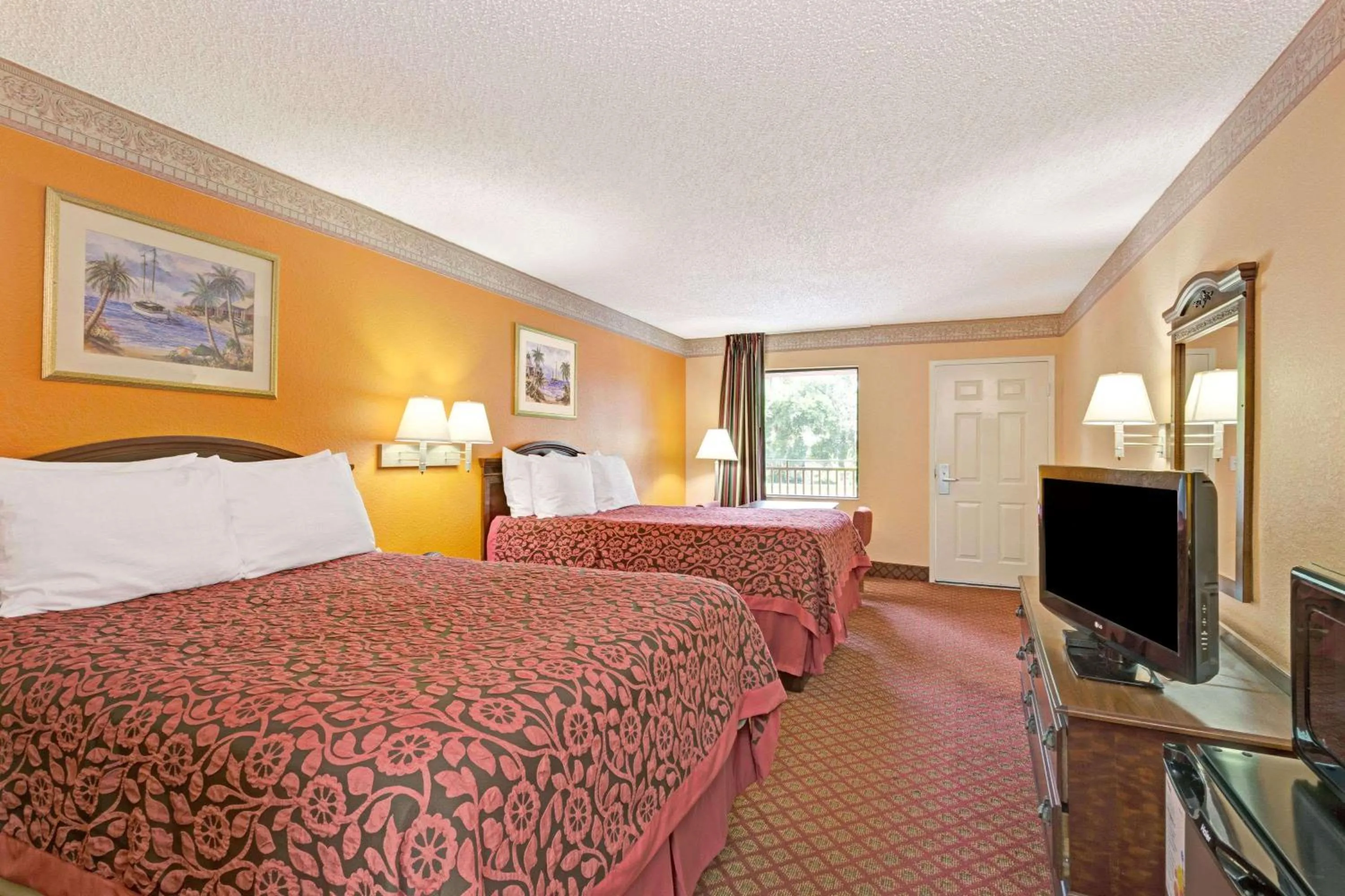 Photo of the whole room, Bed in Sunset Inn Daytona Beach