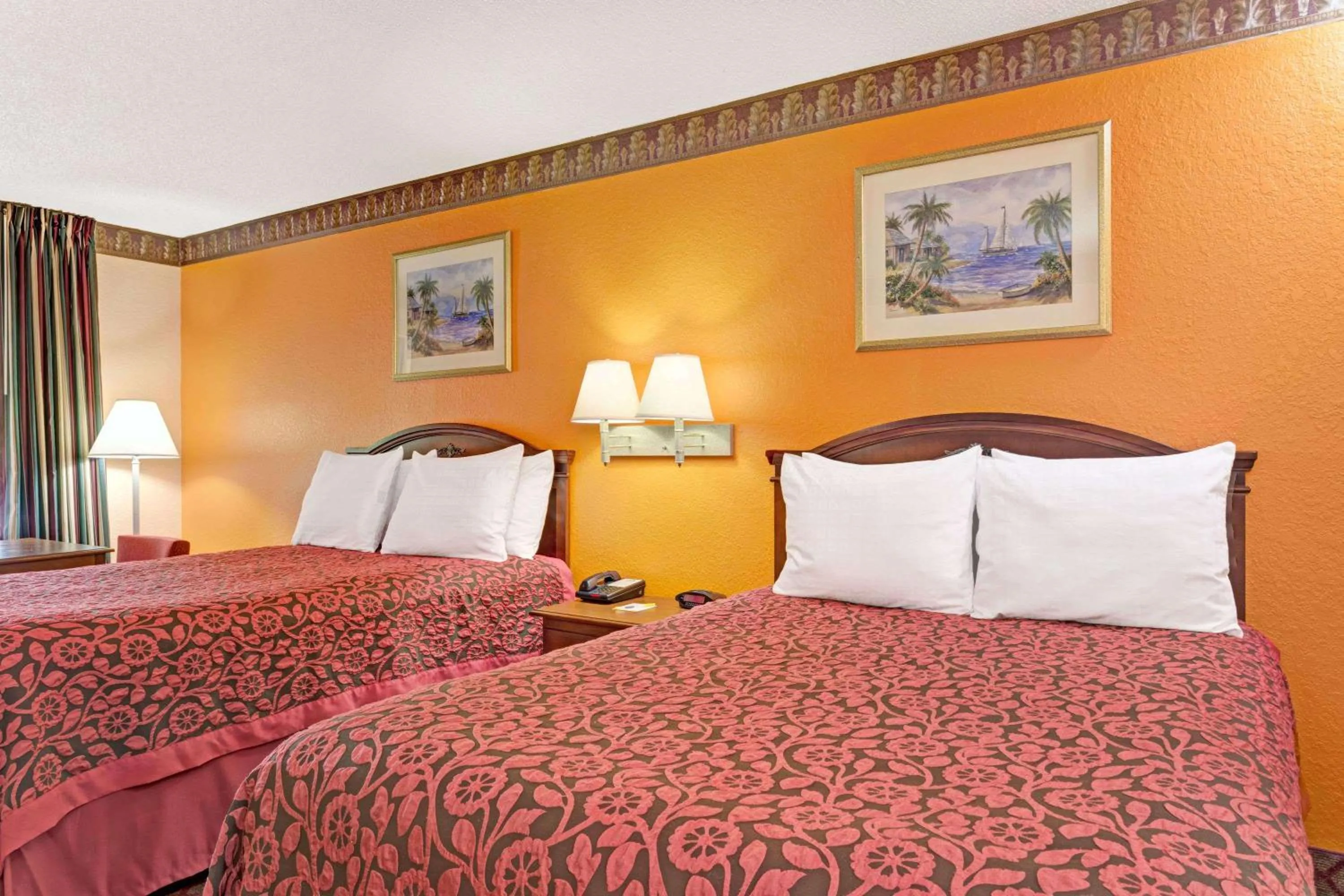 Photo of the whole room, Bed in Sunset Inn Daytona Beach