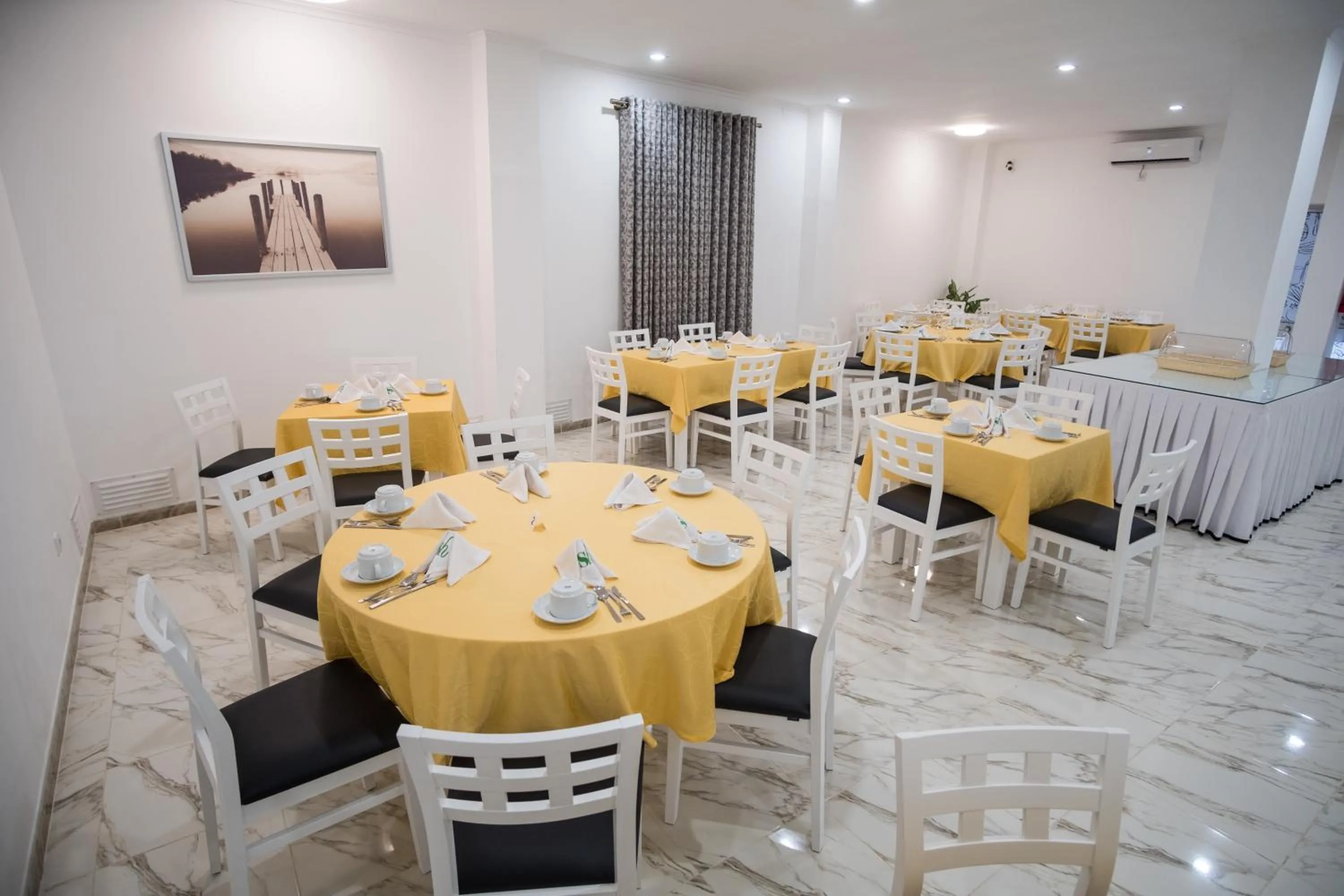 Restaurant/places to eat in SH Boutique Hotel