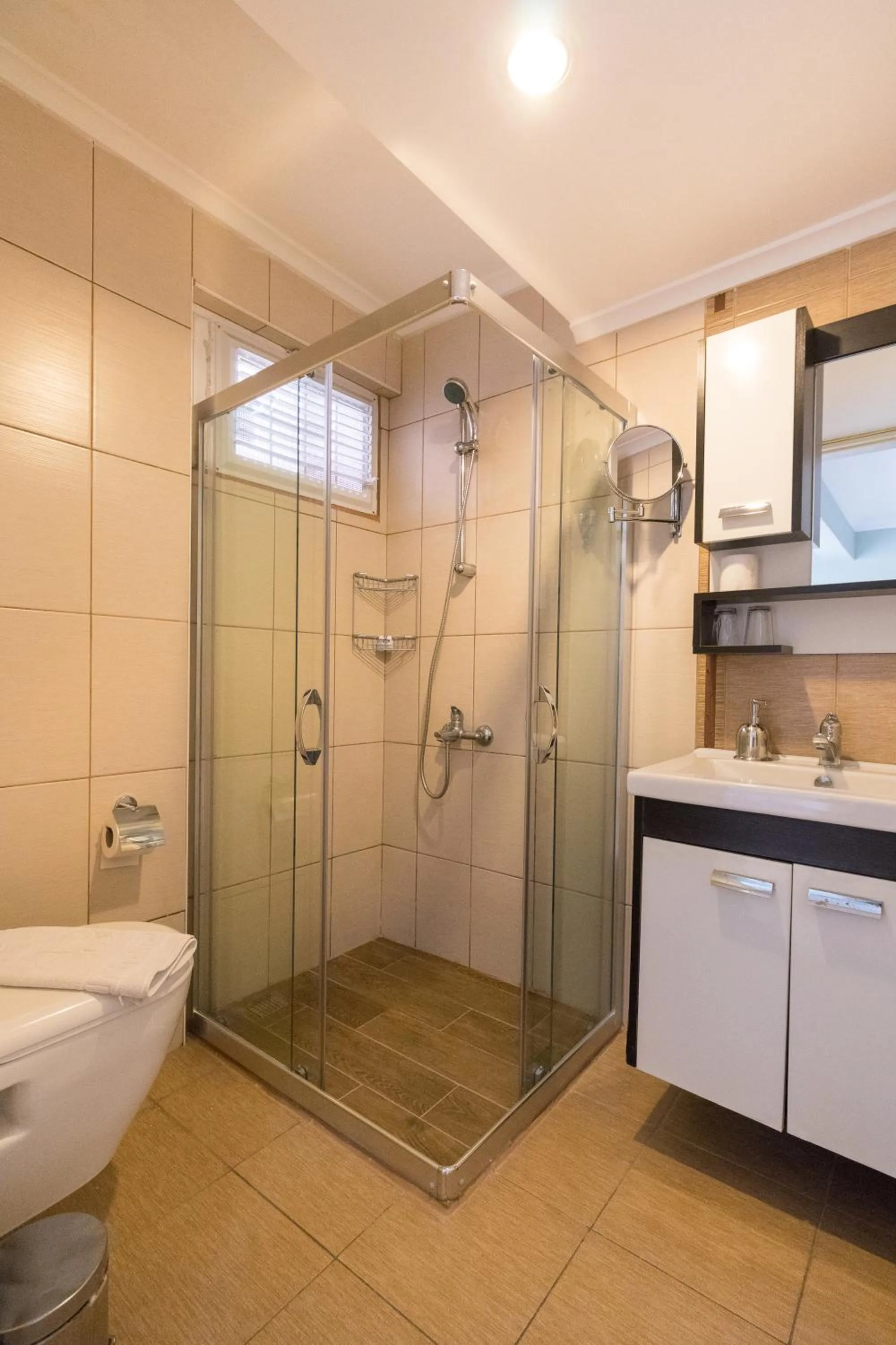 Shower in Hotel Dost